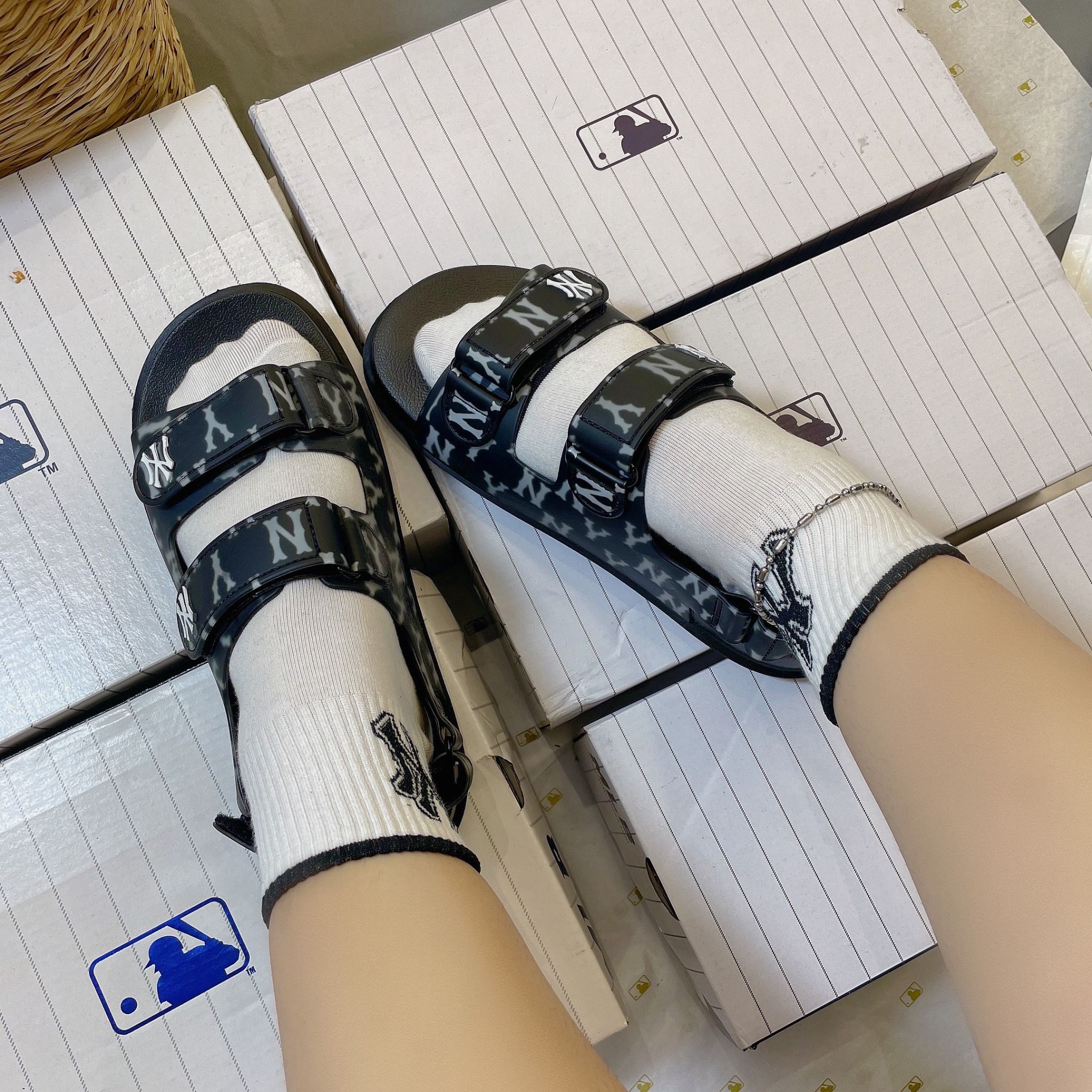  1034 - HÀNG CHÍNH HÃNG -  GIÀY SANDAL MLB -  MONOGRAM NY ĐEN - QUAI NHỰA - CODE : 3ASDSD423-50BKS-3 