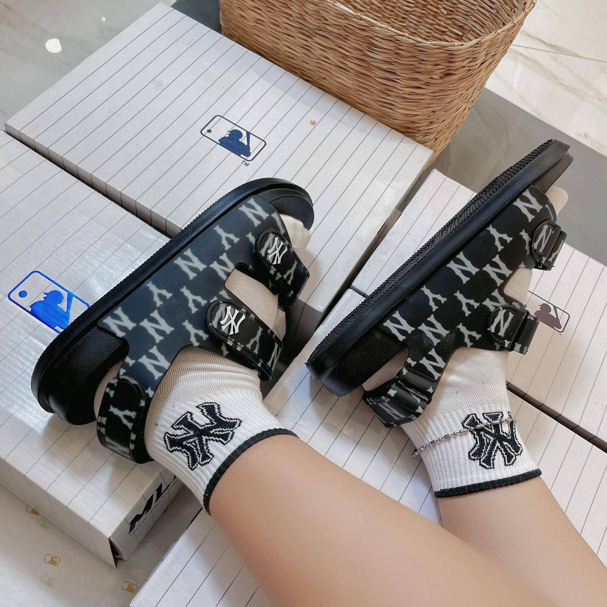  1034 - HÀNG CHÍNH HÃNG -  GIÀY SANDAL MLB -  MONOGRAM NY ĐEN - QUAI NHỰA - CODE : 3ASDSD423-50BKS-3 