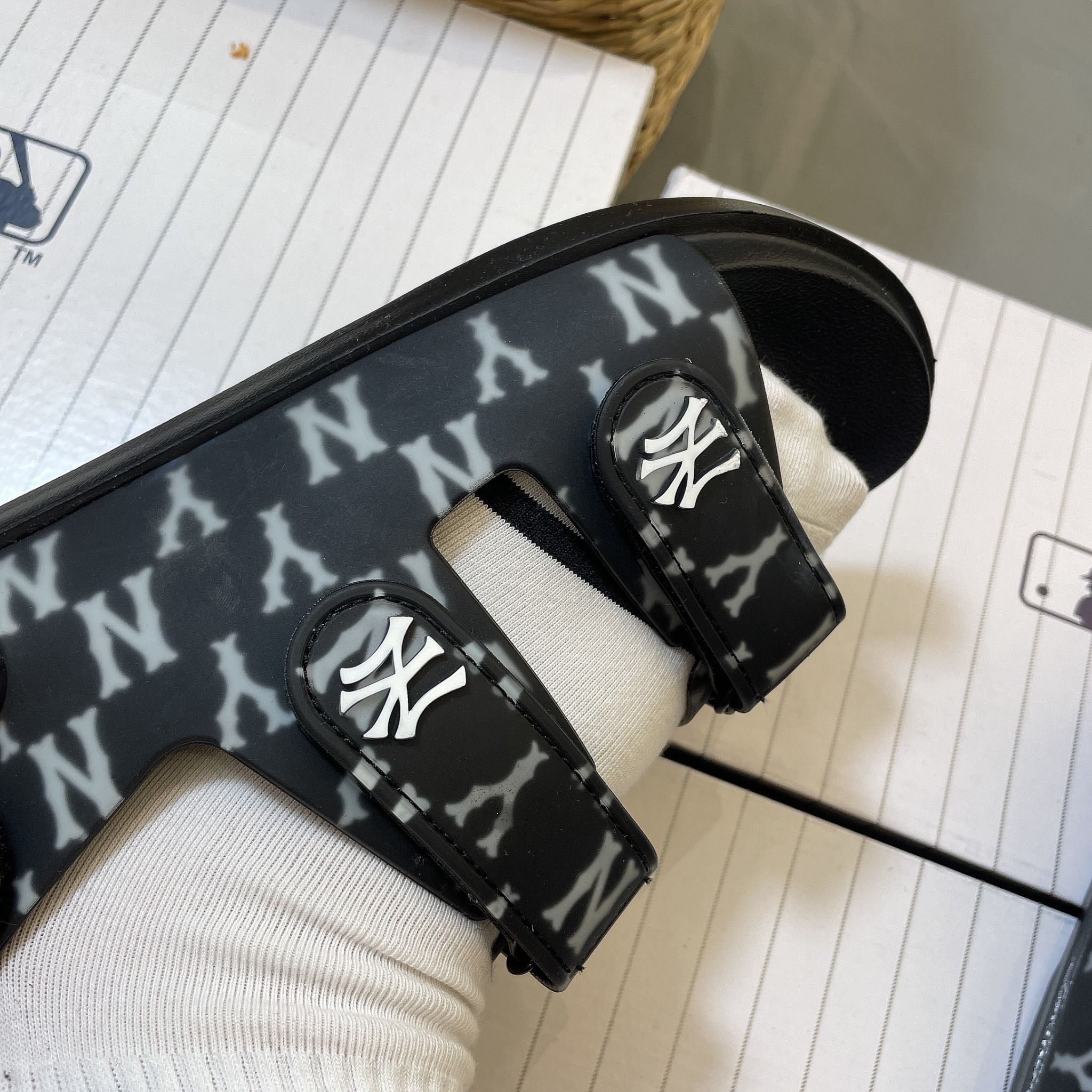  1034 - HÀNG CHÍNH HÃNG -  GIÀY SANDAL MLB -  MONOGRAM NY ĐEN - QUAI NHỰA - CODE : 3ASDSD423-50BKS-3 