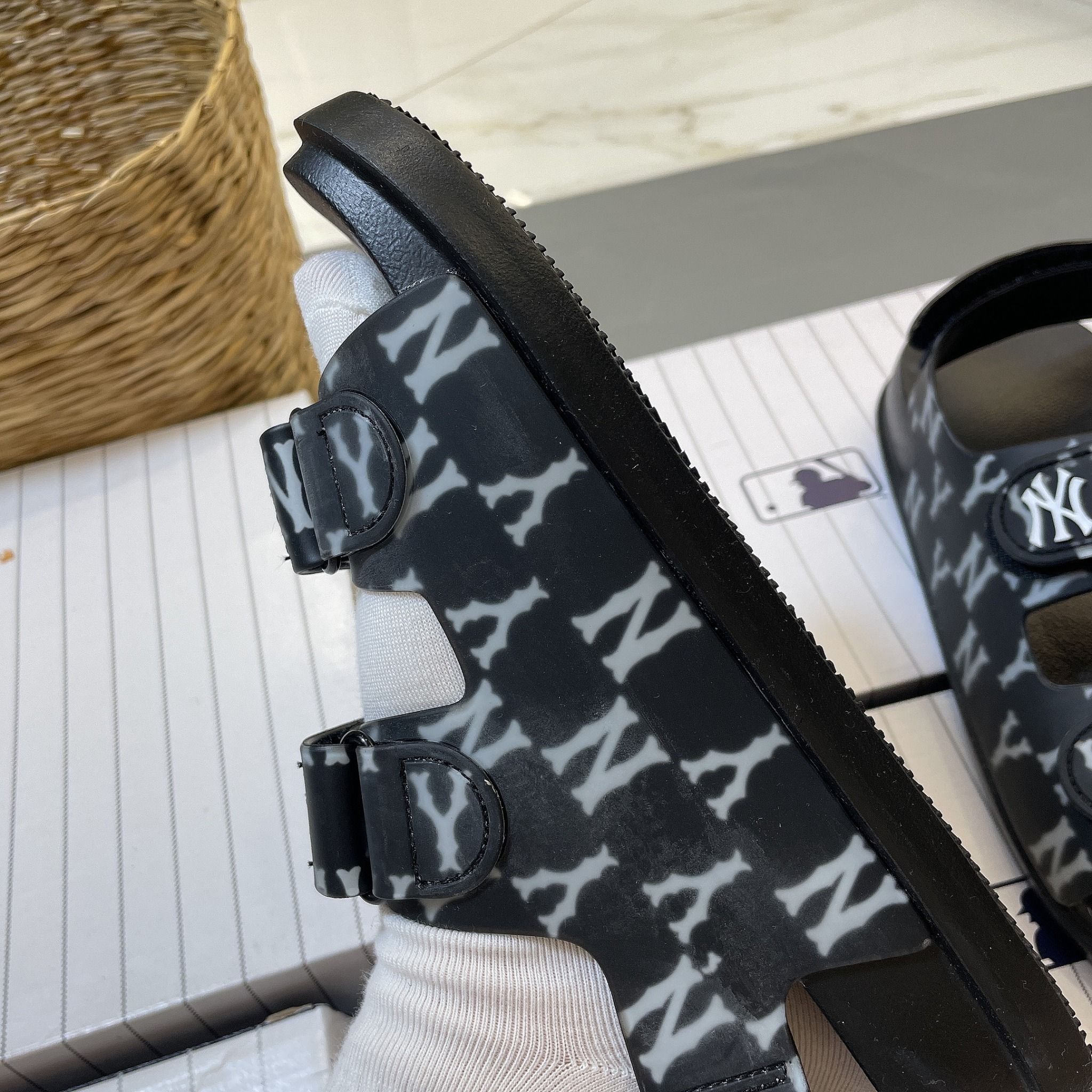  1034 - HÀNG CHÍNH HÃNG -  GIÀY SANDAL MLB -  MONOGRAM NY ĐEN - QUAI NHỰA - CODE : 3ASDSD423-50BKS-3 