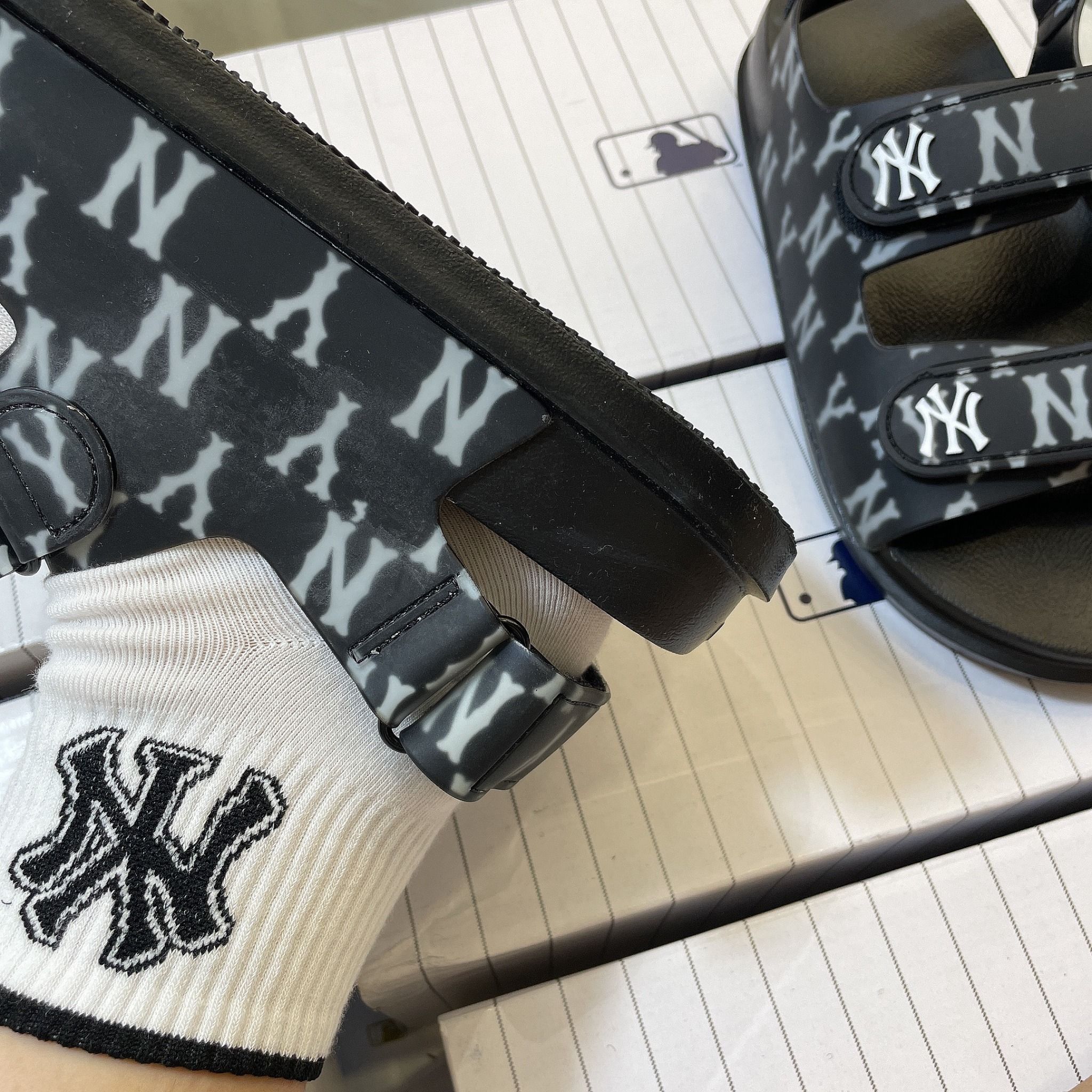  1034 - HÀNG CHÍNH HÃNG -  GIÀY SANDAL MLB -  MONOGRAM NY ĐEN - QUAI NHỰA - CODE : 3ASDSD423-50BKS-3 
