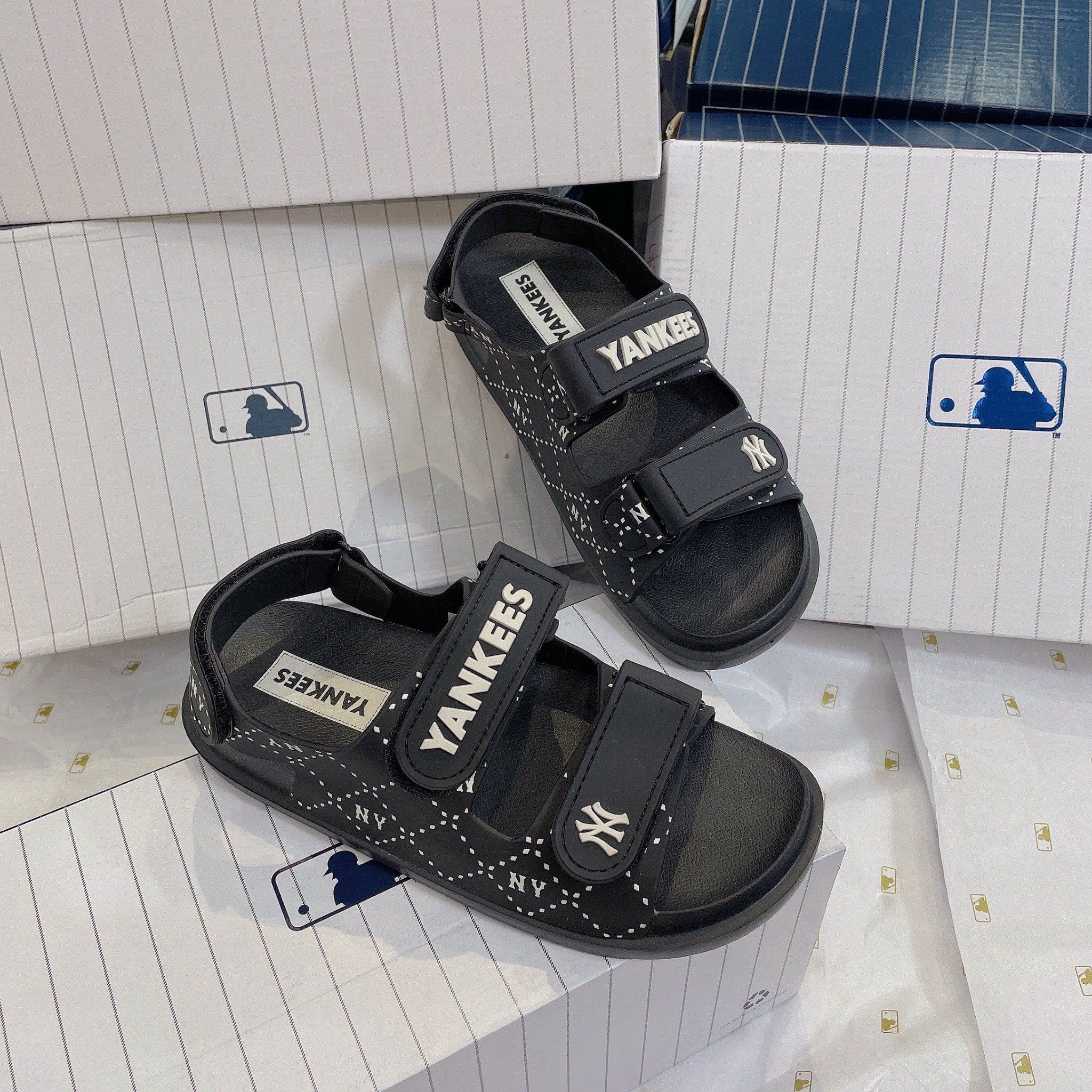  1033 - HÀNG CHÍNH HÃNG -  GIÀY SANDAL MLB -  DIA NY ĐEN YANKEES - QUAI NHỰA - CODE : 7ASDM0133-50BKS 