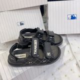  1033 - HÀNG CHÍNH HÃNG -  GIÀY SANDAL MLB -  DIA NY ĐEN YANKEES - QUAI NHỰA - CODE : 7ASDM0133-50BKS 