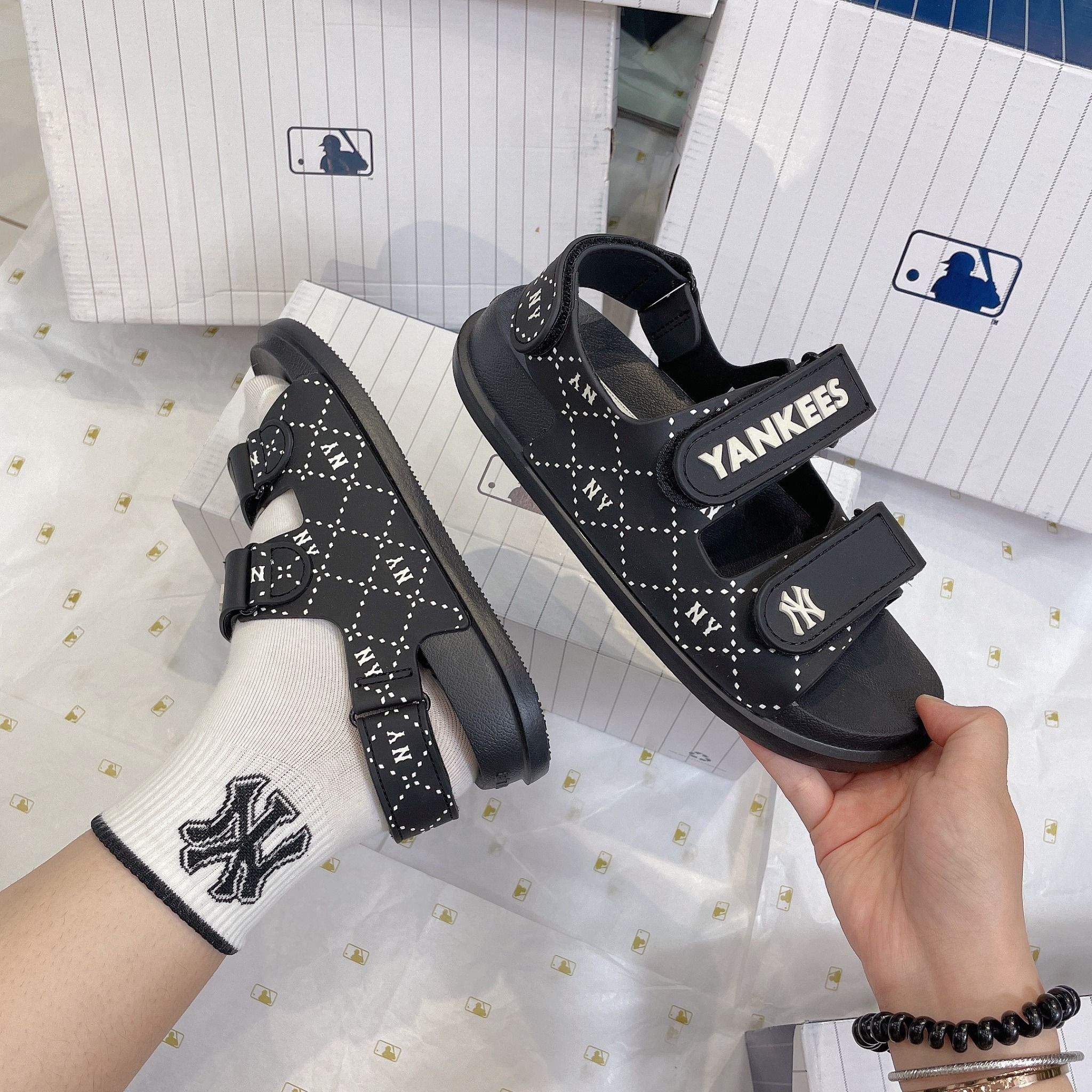  1033 - HÀNG CHÍNH HÃNG -  GIÀY SANDAL MLB -  DIA NY ĐEN YANKEES - QUAI NHỰA - CODE : 7ASDM0133-50BKS 