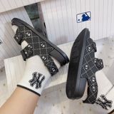  1033 - HÀNG CHÍNH HÃNG -  GIÀY SANDAL MLB -  DIA NY ĐEN YANKEES - QUAI NHỰA - CODE : 7ASDM0133-50BKS 