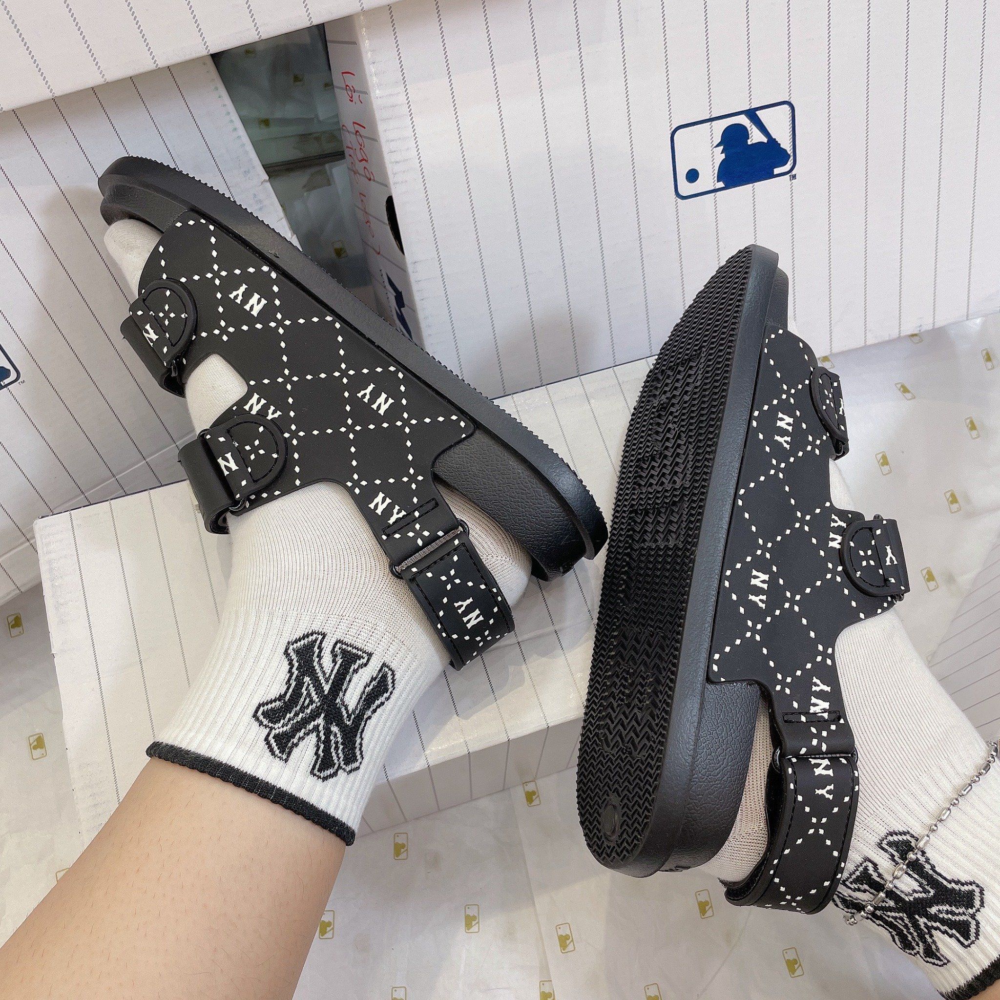  1033 - HÀNG CHÍNH HÃNG -  GIÀY SANDAL MLB -  DIA NY ĐEN YANKEES - QUAI NHỰA - CODE : 7ASDM0133-50BKS 