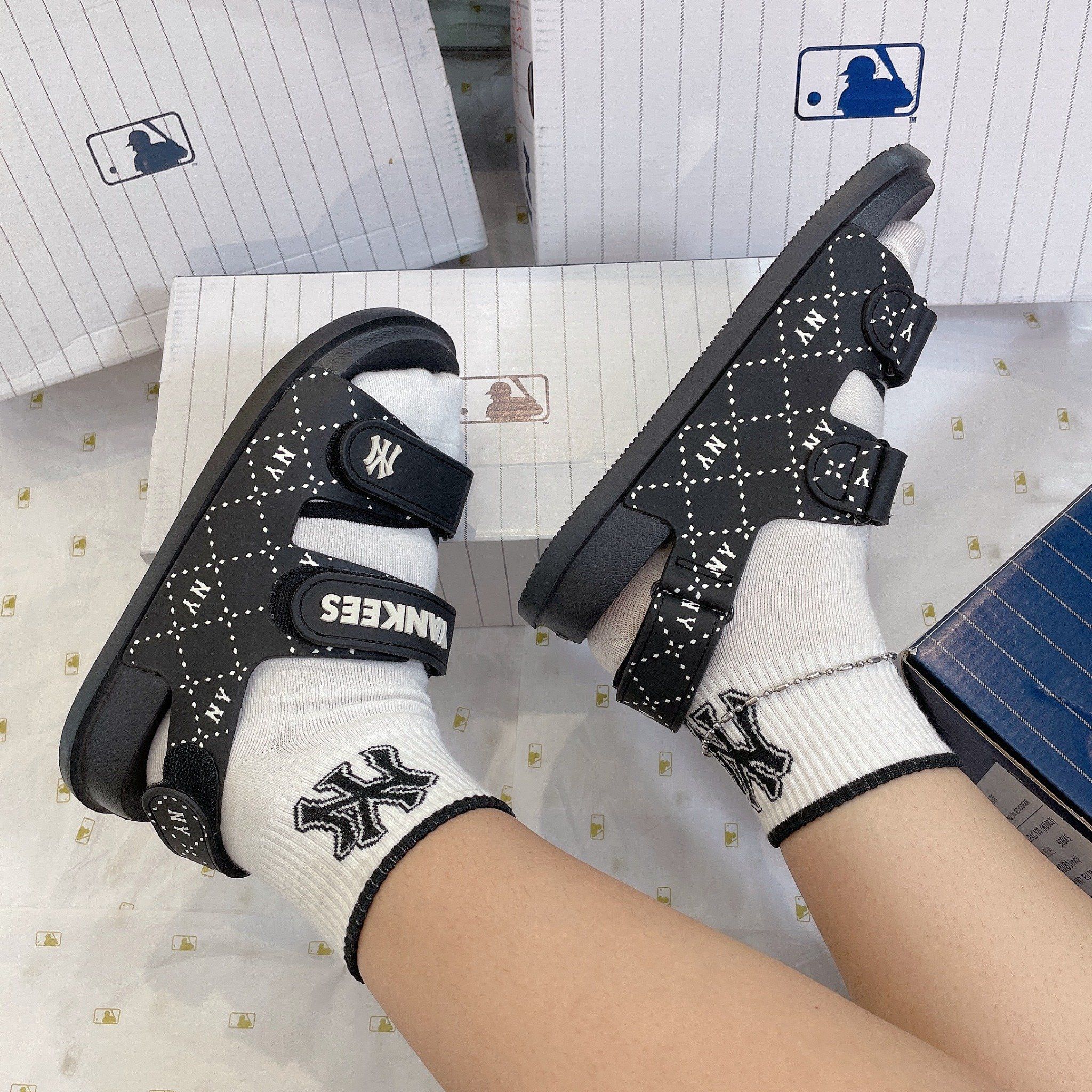  1033 - HÀNG CHÍNH HÃNG -  GIÀY SANDAL MLB -  DIA NY ĐEN YANKEES - QUAI NHỰA - CODE : 7ASDM0133-50BKS 