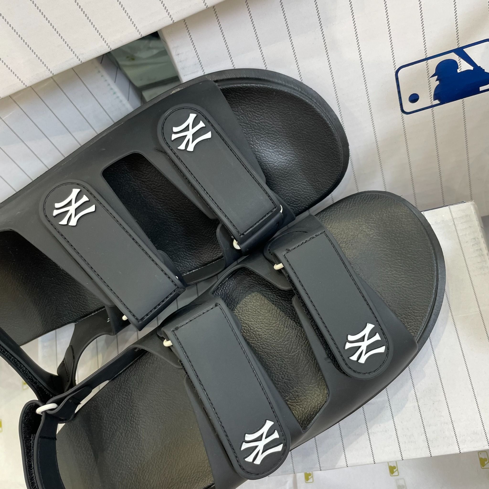  1035 - HÀNG CHÍNH HÃNG -  GIÀY SANDAL MLB -  NY ĐEN TRƠN - QUAI NHỰA - CODE : 3ASDCBS33-50BKS 