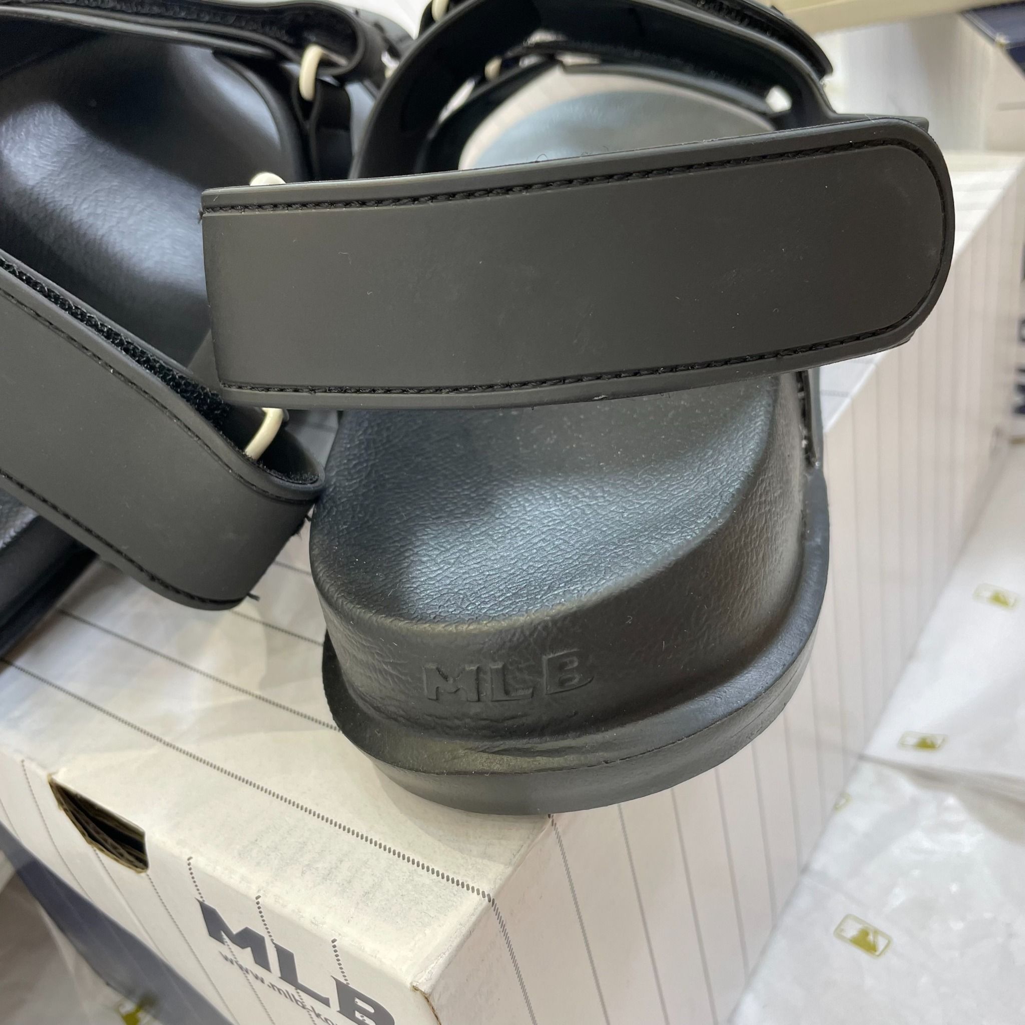  1035 - HÀNG CHÍNH HÃNG -  GIÀY SANDAL MLB -  NY ĐEN TRƠN - QUAI NHỰA - CODE : 3ASDCBS33-50BKS 