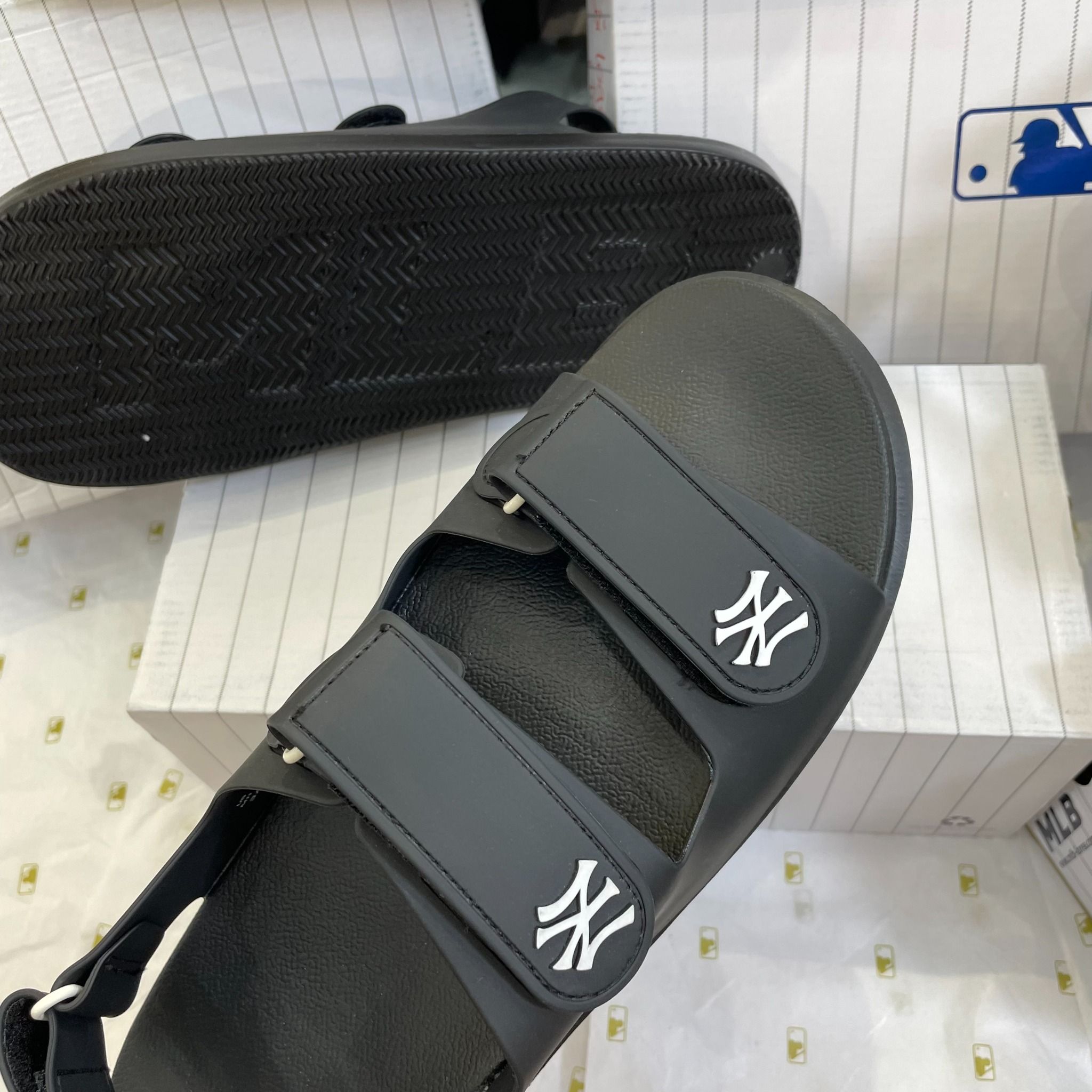  1035 - HÀNG CHÍNH HÃNG -  GIÀY SANDAL MLB -  NY ĐEN TRƠN - QUAI NHỰA - CODE : 3ASDCBS33-50BKS 