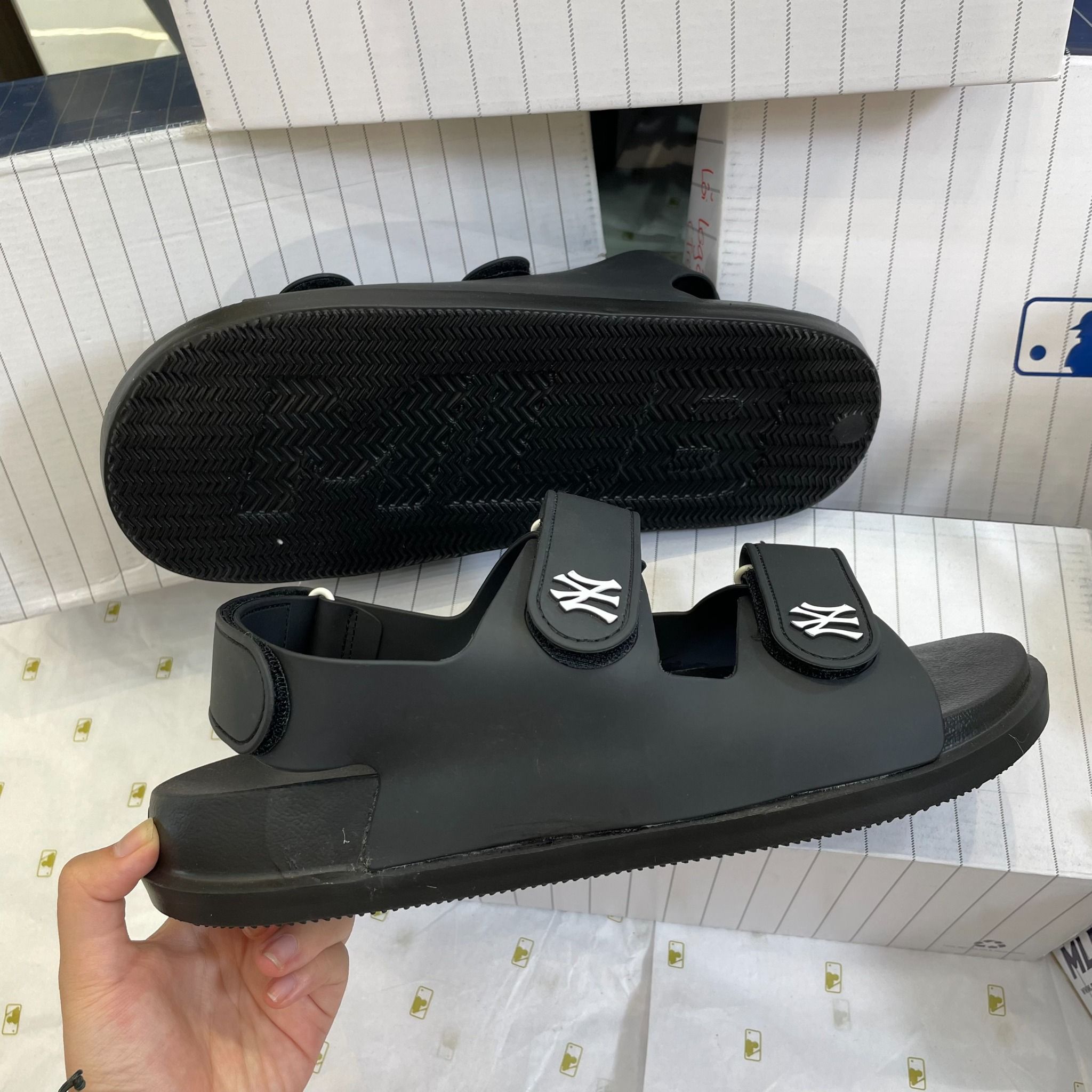  1035 - HÀNG CHÍNH HÃNG -  GIÀY SANDAL MLB -  NY ĐEN TRƠN - QUAI NHỰA - CODE : 3ASDCBS33-50BKS 