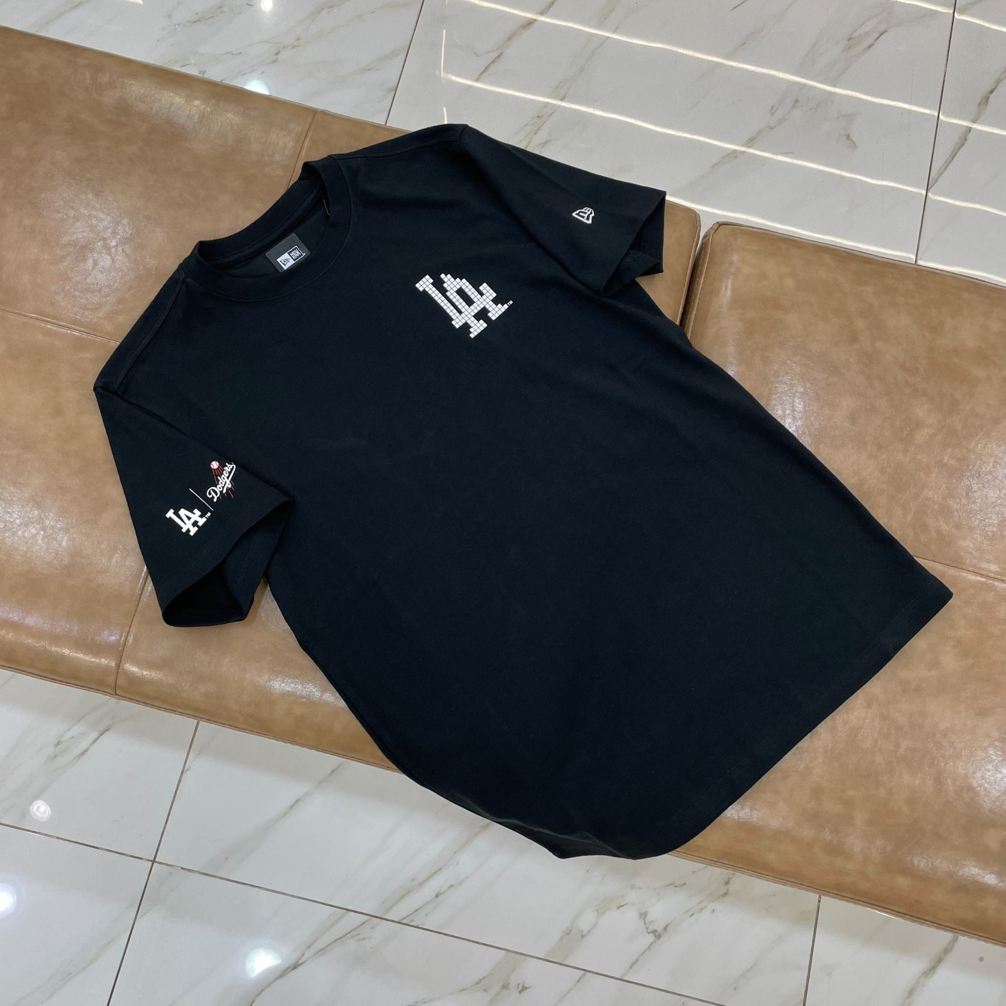  1047 - HÀNG CHÍNH HÃNG - ÁO THUN NEW ERA - LA 8BIT - ĐEN LOGO TRẮNG - CODE: 12866565 