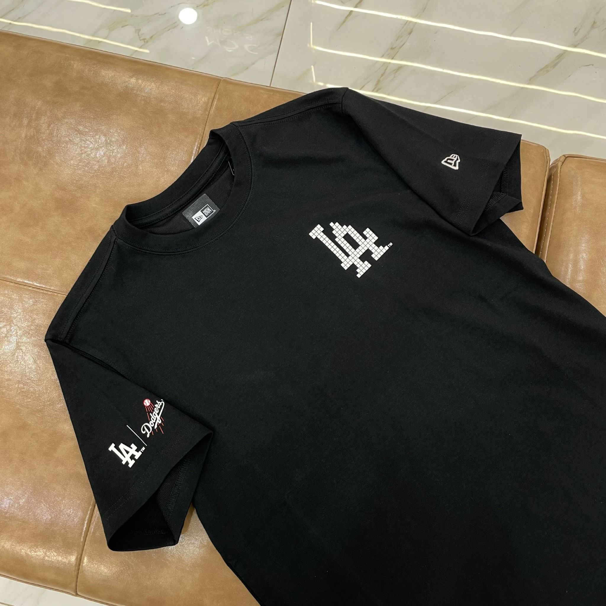  1047 - HÀNG CHÍNH HÃNG - ÁO THUN NEW ERA - LA 8BIT - ĐEN LOGO TRẮNG - CODE: 12866565 
