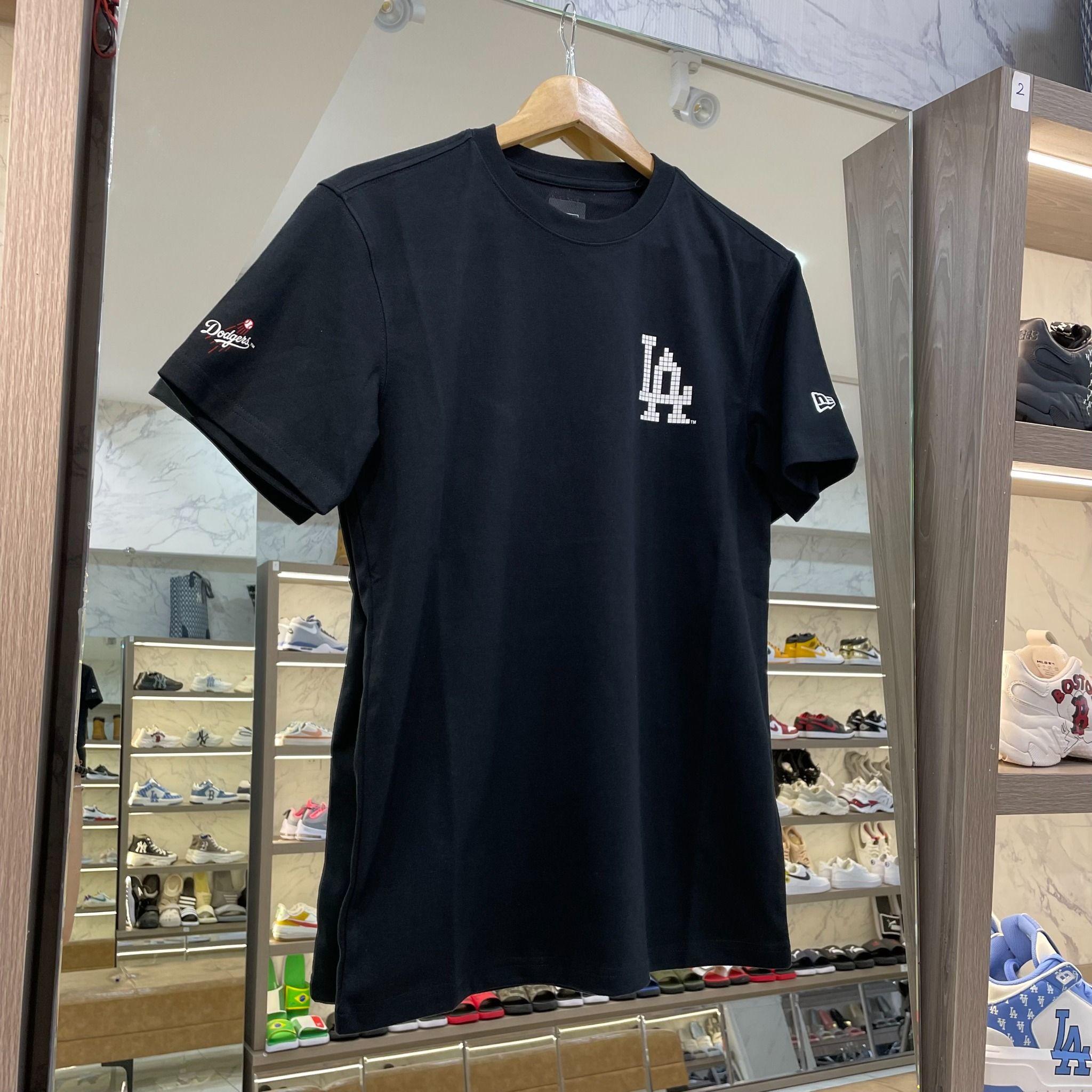  1047 - HÀNG CHÍNH HÃNG - ÁO THUN NEW ERA - LA 8BIT - ĐEN LOGO TRẮNG - CODE: 12866565 