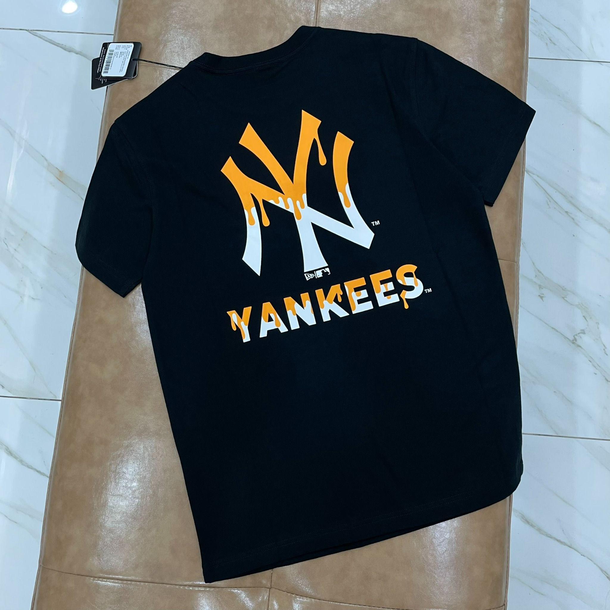  1060 - HÀNG CHÍNH HÃNG - ÁO THUN NEW ERA - NY YANKEES DRIP (CAM CHẢY) -  * ĐEN * CODE: 60332179 