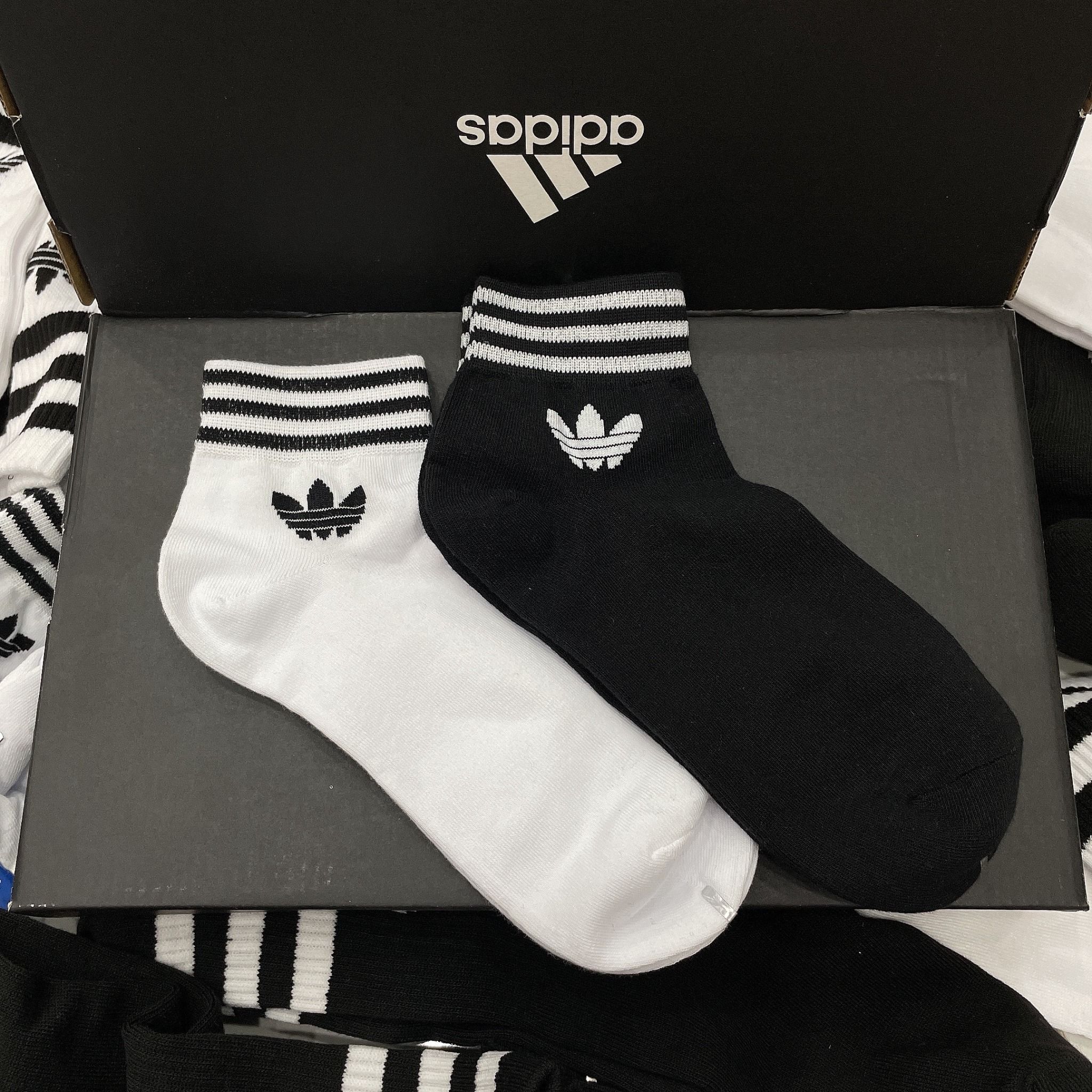  1209 - HÀNG CHÍNH HÃNG - VỚ ADIDAS ORIGINALS X ANDRÉ SARAIVA *Cổ lửng* [ĐEN LOGO CỎ 3 LÁ] 