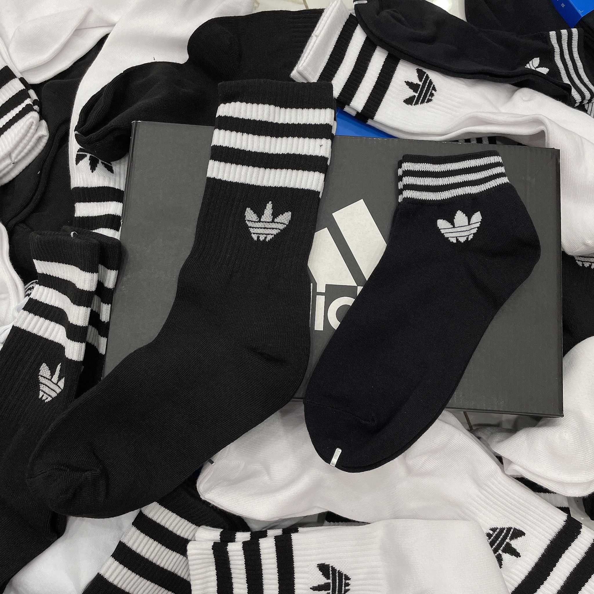  1209 - HÀNG CHÍNH HÃNG - VỚ ADIDAS ORIGINALS X ANDRÉ SARAIVA *Cổ lửng* [ĐEN LOGO CỎ 3 LÁ] 