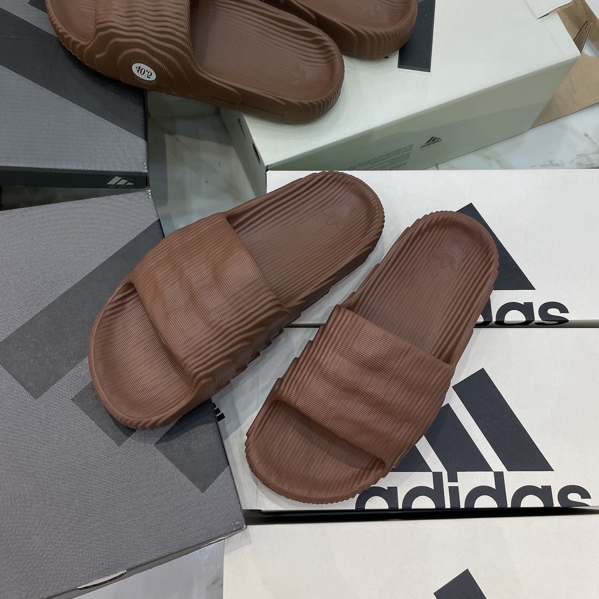  1217 - HÀNG CHÍNH HÃNG - DÉP ADIDAS 22 - BẬC THANG * MÀU NÂU SOCOLA * 