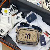  1246- HÀNG CHÍNH HÃNG - TÚI ĐEO CHÉO ĐỰNG THẺ MLB DIAMOND MONOGRAM JQD NEW YORK YANKEES - NÂU - CODE : 7ACRMD73N - 50BG 