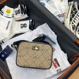  1246- HÀNG CHÍNH HÃNG - TÚI ĐEO CHÉO ĐỰNG THẺ MLB DIAMOND MONOGRAM JQD NEW YORK YANKEES - NÂU - CODE : 7ACRMD73N - 50BG 