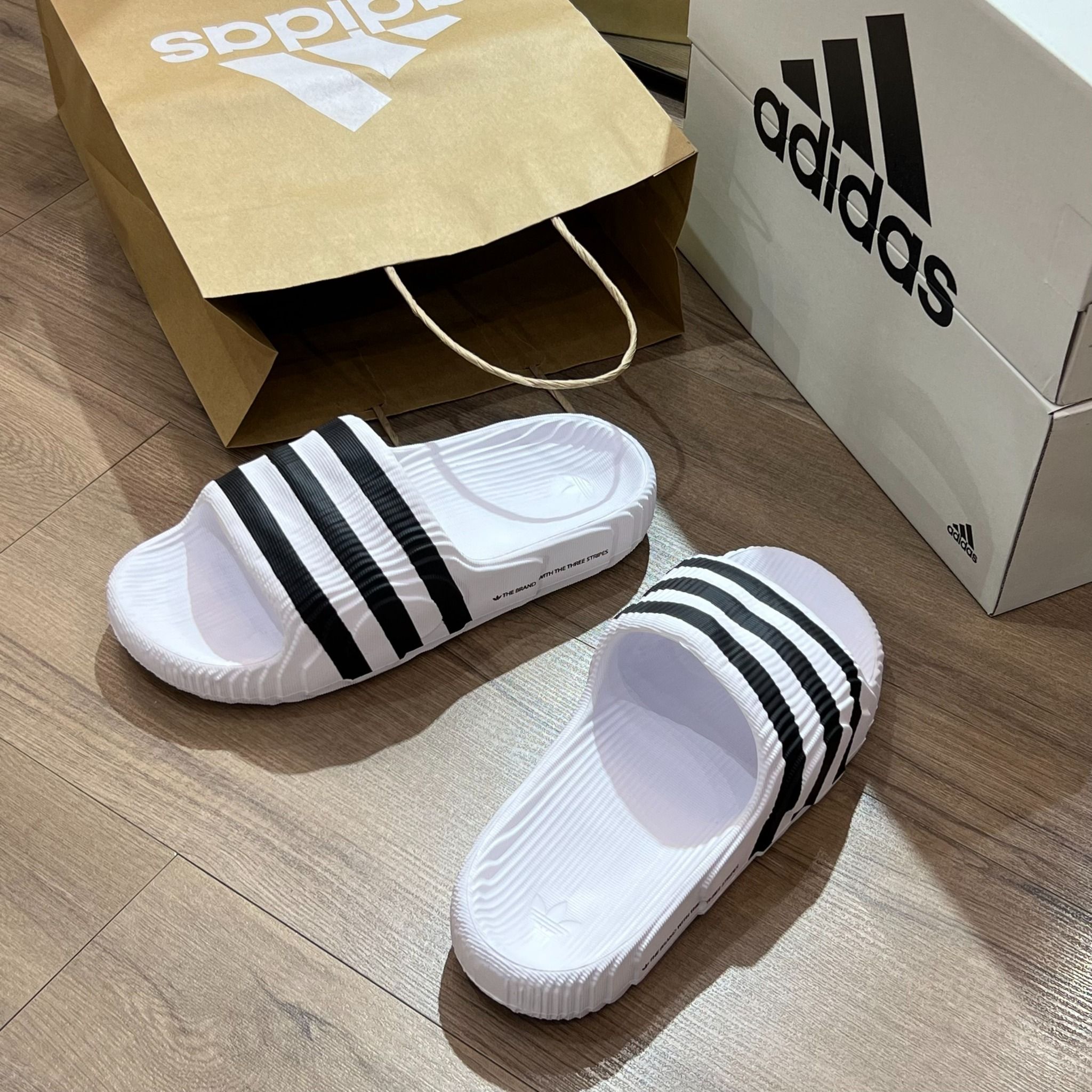  1248 - HÀNG CHÍNH HÃNG - DÉP ADIDAS 22 - BẬC THANG * TRẮNG SỌC ĐEN * 