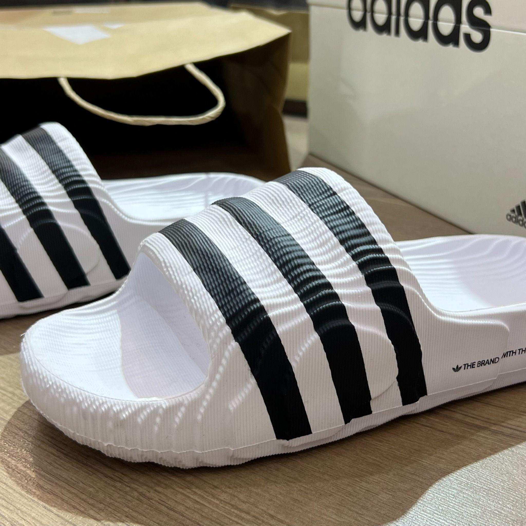  1248 - HÀNG CHÍNH HÃNG - DÉP ADIDAS 22 - BẬC THANG * TRẮNG SỌC ĐEN * 