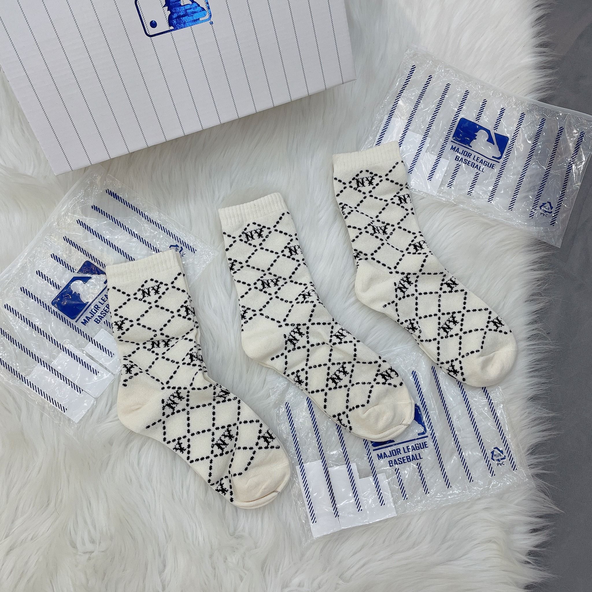  1282 - HÀNG CHÍNH HÃNG - VỚ TẤT KOREA X MLB CỔ LỬNG  - MÀU HỒNG [ DIA MONOGRAM 2023 ] - *ZIKZAK* 