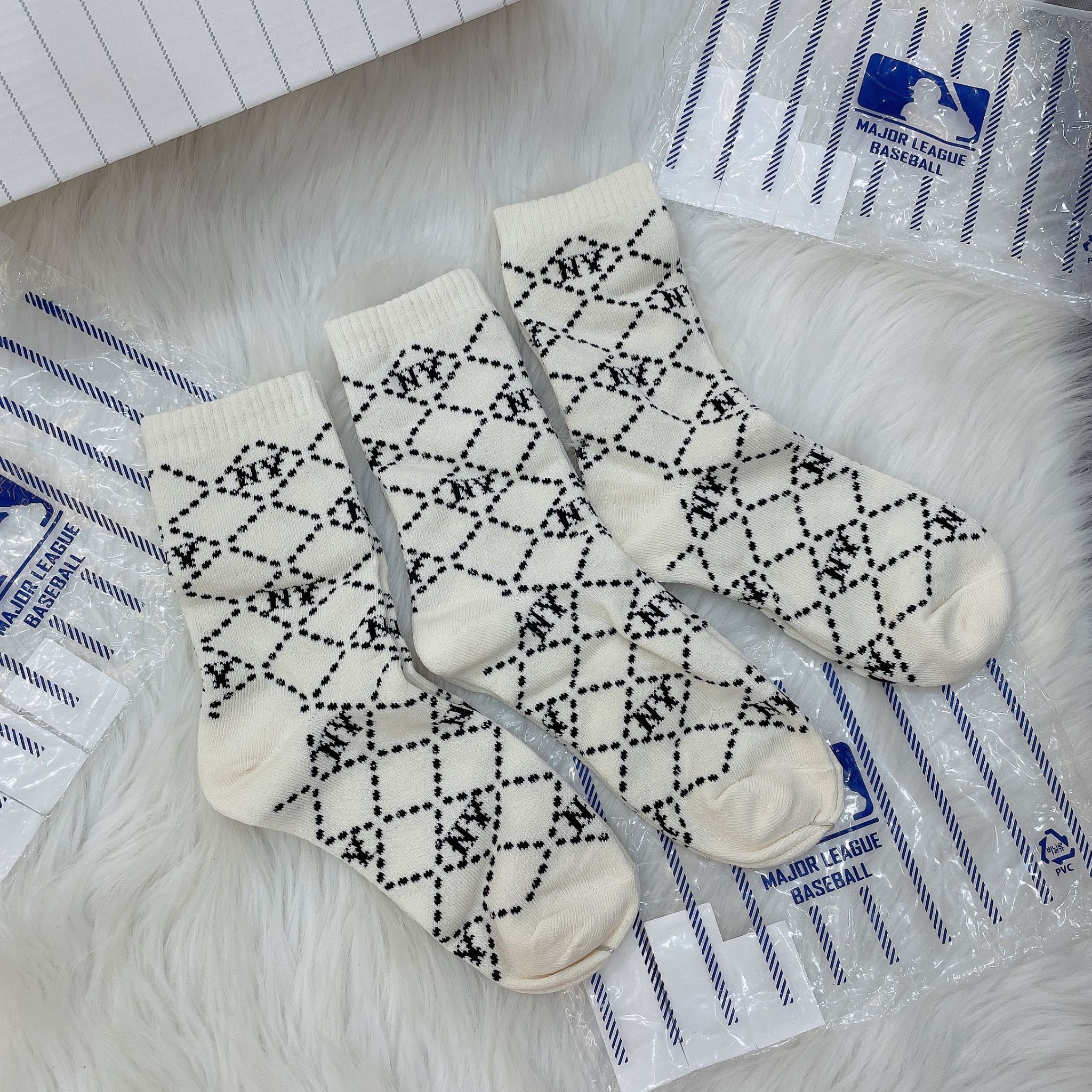  1280 - HÀNG CHÍNH HÃNG - VỚ TẤT KOREA X MLB CỔ LỬNG  - MÀU ĐEN [ DIA MONOGRAM 2023 ] - *ZIKZAK* 