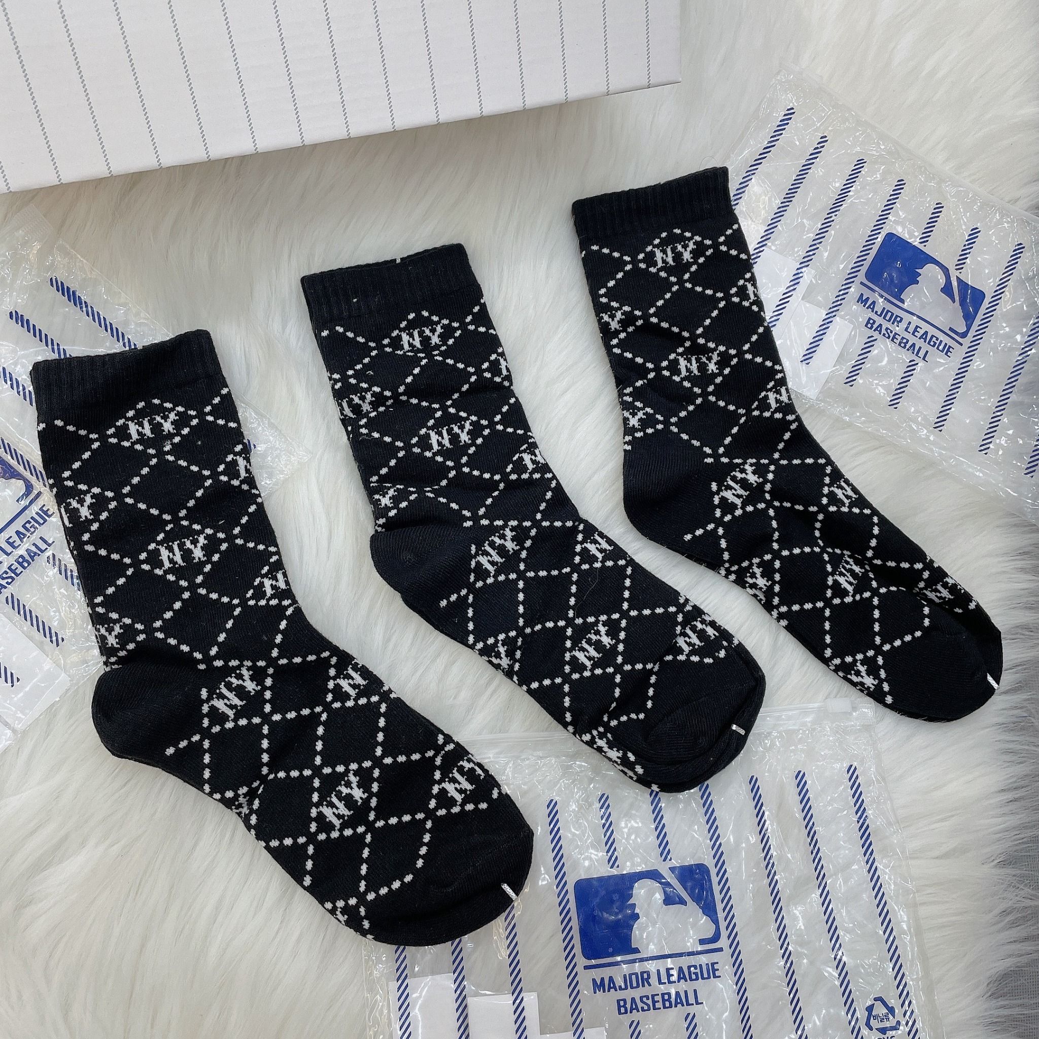  1280 - HÀNG CHÍNH HÃNG - VỚ TẤT KOREA X MLB CỔ LỬNG  - MÀU ĐEN [ DIA MONOGRAM 2023 ] - *ZIKZAK* 