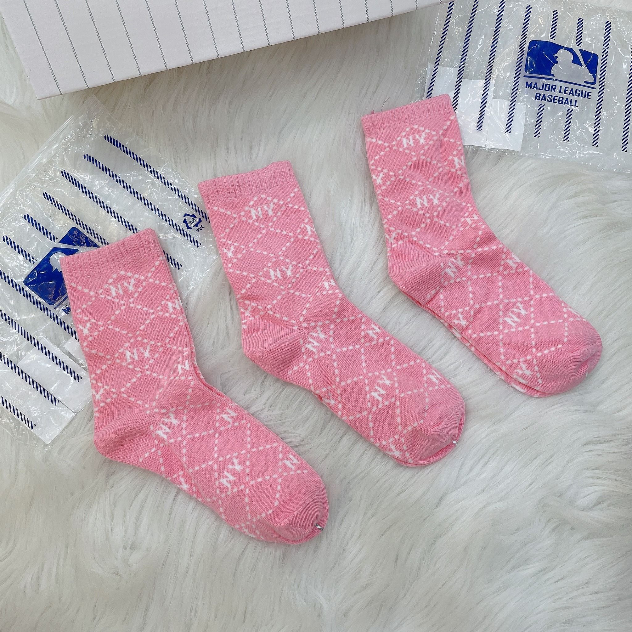  1282 - HÀNG CHÍNH HÃNG - VỚ TẤT KOREA X MLB CỔ LỬNG  - MÀU HỒNG [ DIA MONOGRAM 2023 ] - *ZIKZAK* 