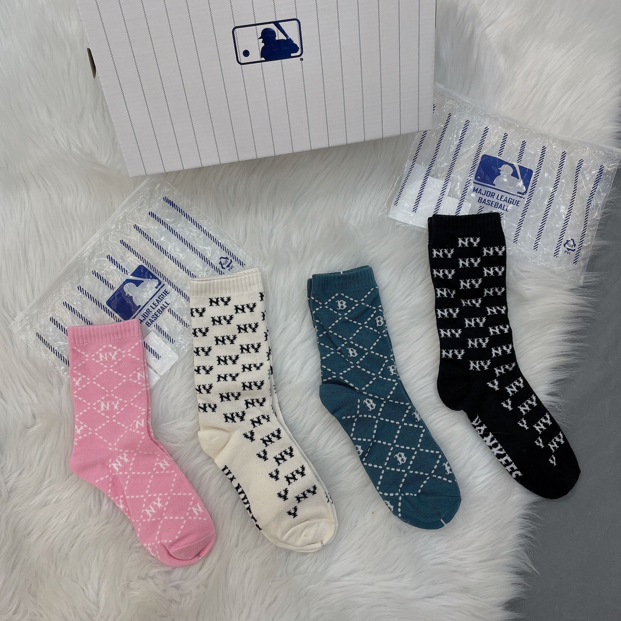  1274 - HÀNG CHÍNH HÃNG - VỚ TẤT KOREA X MLB CỔ LỬNG  - MÀU BE [ DIA MONOGRAM 2023 ] - *ZIKZAK* 