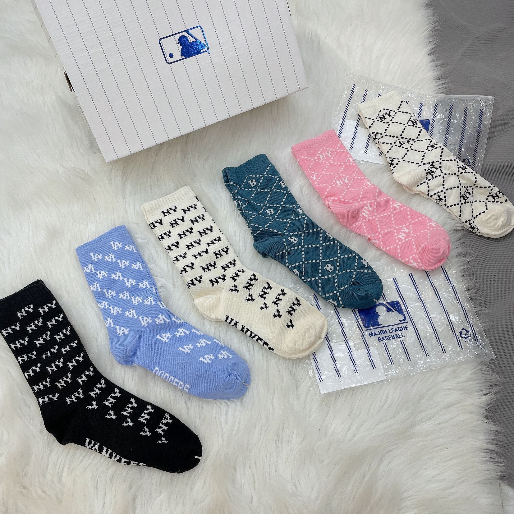  1274 - HÀNG CHÍNH HÃNG - VỚ TẤT KOREA X MLB CỔ LỬNG  - MÀU BE [ DIA MONOGRAM 2023 ] - *ZIKZAK* 
