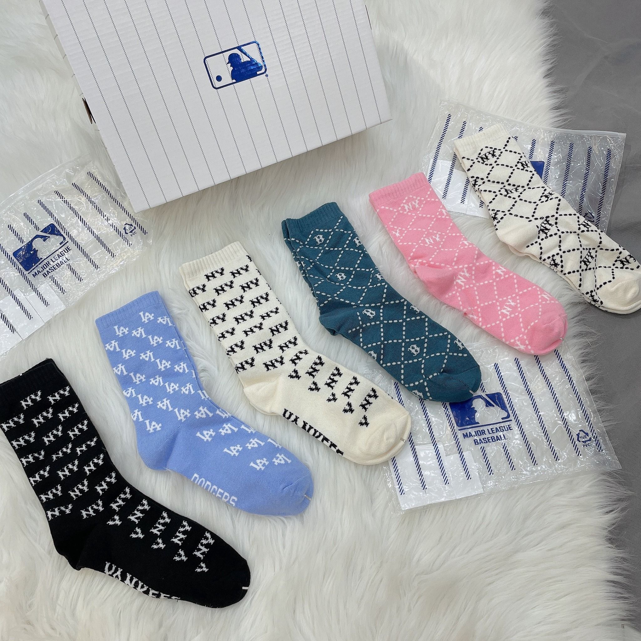  1280 - HÀNG CHÍNH HÃNG - VỚ TẤT KOREA X MLB CỔ LỬNG  - MÀU ĐEN [ DIA MONOGRAM 2023 ] - *ZIKZAK* 