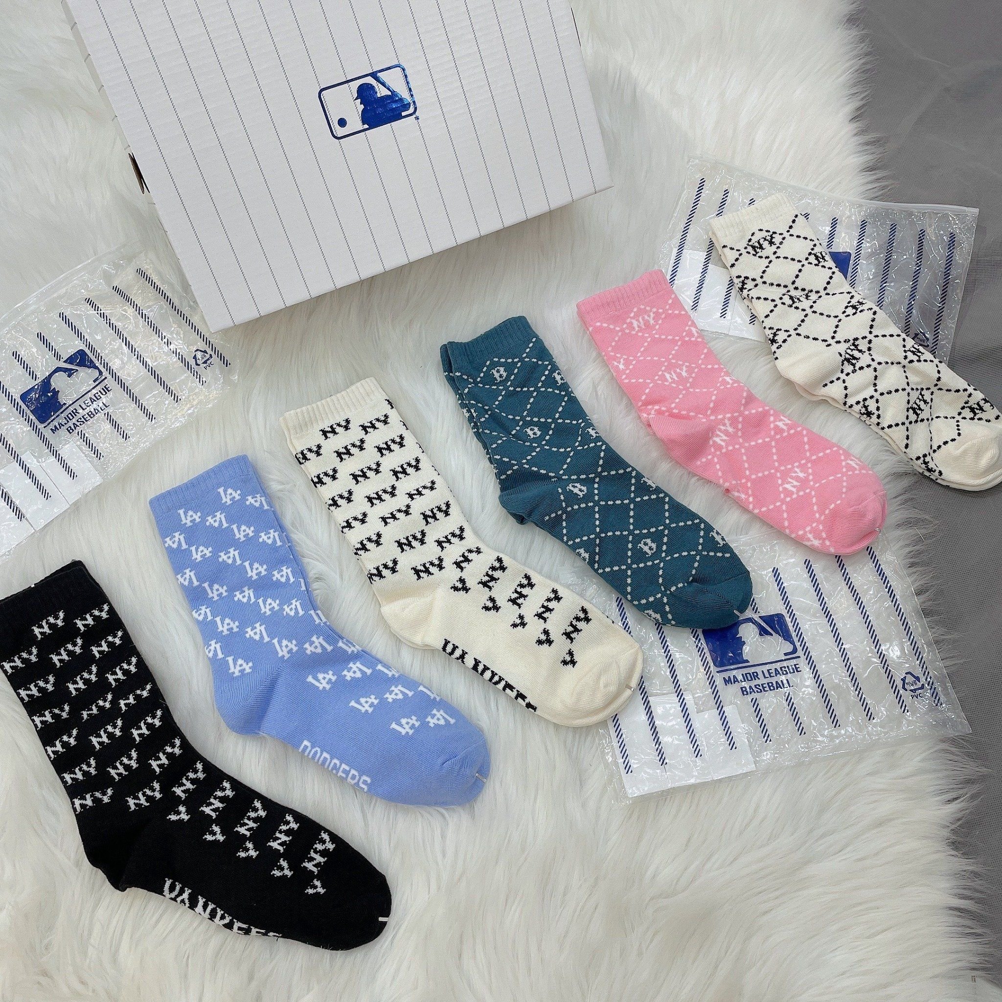  1282 - HÀNG CHÍNH HÃNG - VỚ TẤT KOREA X MLB CỔ LỬNG  - MÀU HỒNG [ DIA MONOGRAM 2023 ] - *ZIKZAK* 