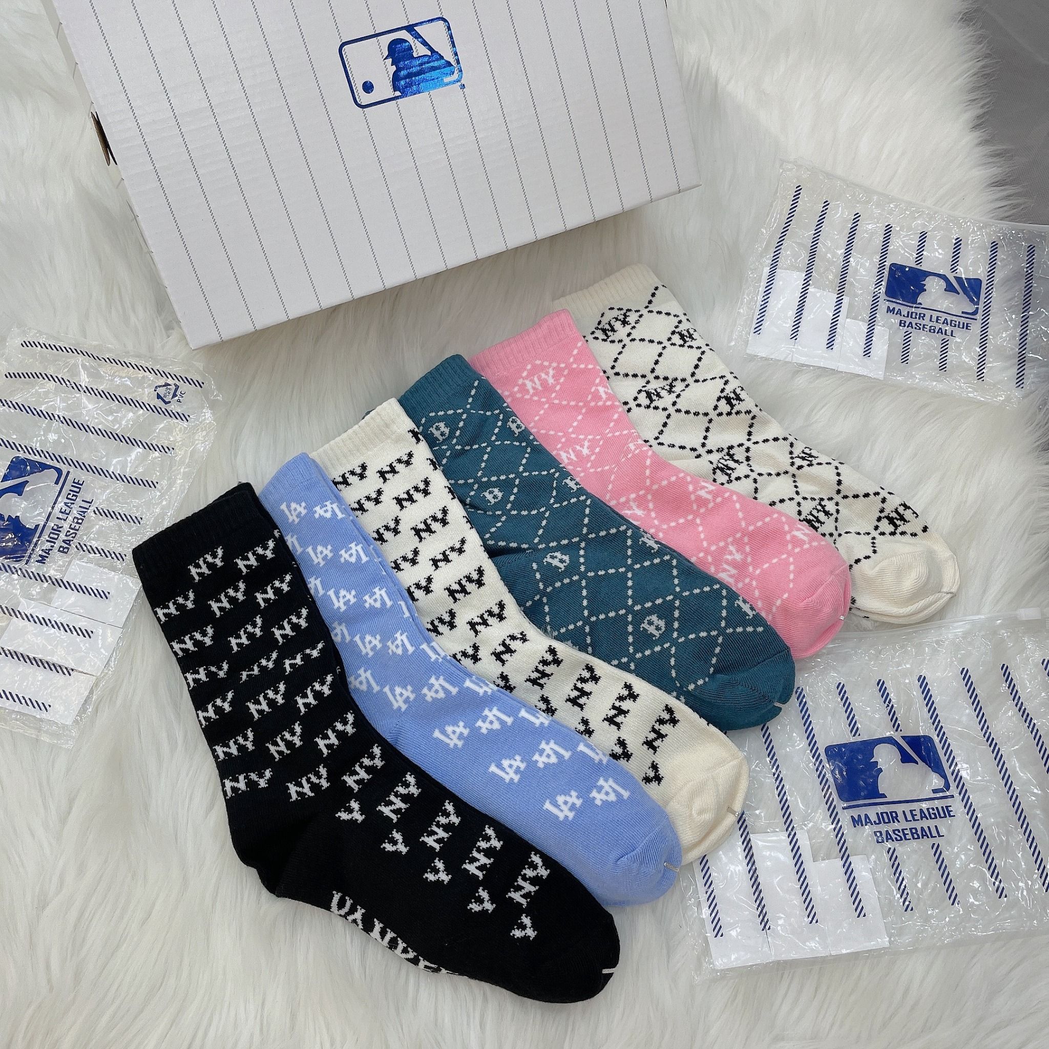  1280 - HÀNG CHÍNH HÃNG - VỚ TẤT KOREA X MLB CỔ LỬNG  - MÀU ĐEN [ DIA MONOGRAM 2023 ] - *ZIKZAK* 