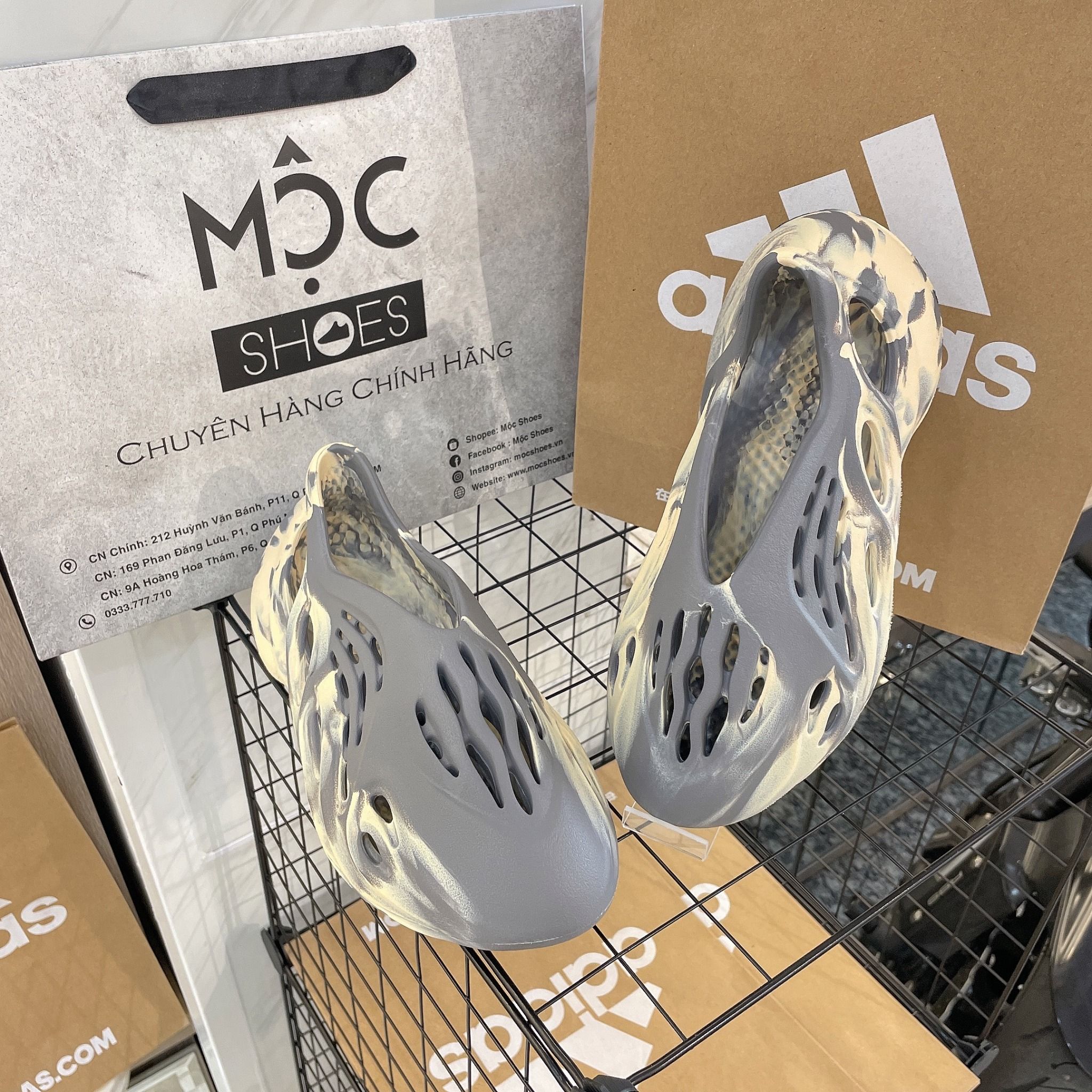  1370 - HÀNG CHÍNH HÃNG - ADIDAS YEEZY FOAM RNNR - MXT MOON GREY - CODE: GV7904 