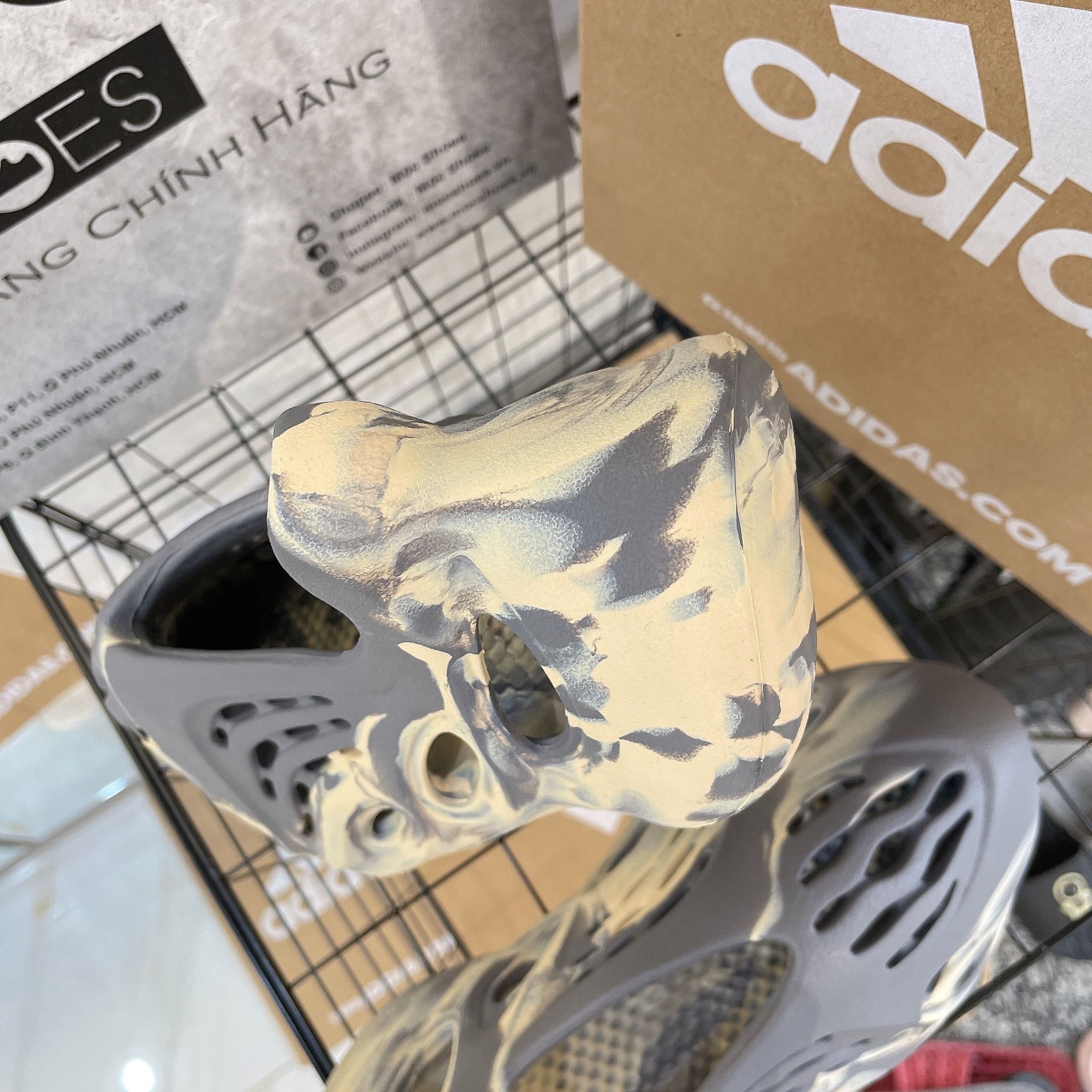  1370 - HÀNG CHÍNH HÃNG - ADIDAS YEEZY FOAM RNNR - MXT MOON GREY - CODE: GV7904 