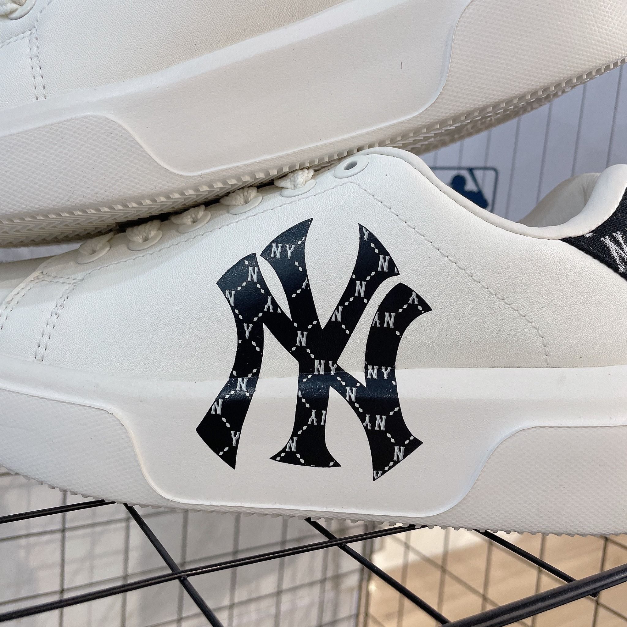  1305 - HÀNG CHÍNH HÃNG - GIÀY MLB CHUNKY CLASSIC DIA MONO HEEL NEW YORK YANKEES - TRẮNG - CODE: 3ASXAM82N-50BKS 