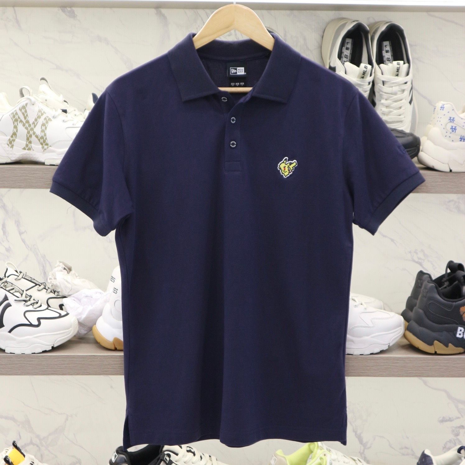  1173 - HÀNG CHÍNH HÃNG - ÁO NEW ERA - POLO LOGO PIKACHU - NAVY - CODE: 13695420 