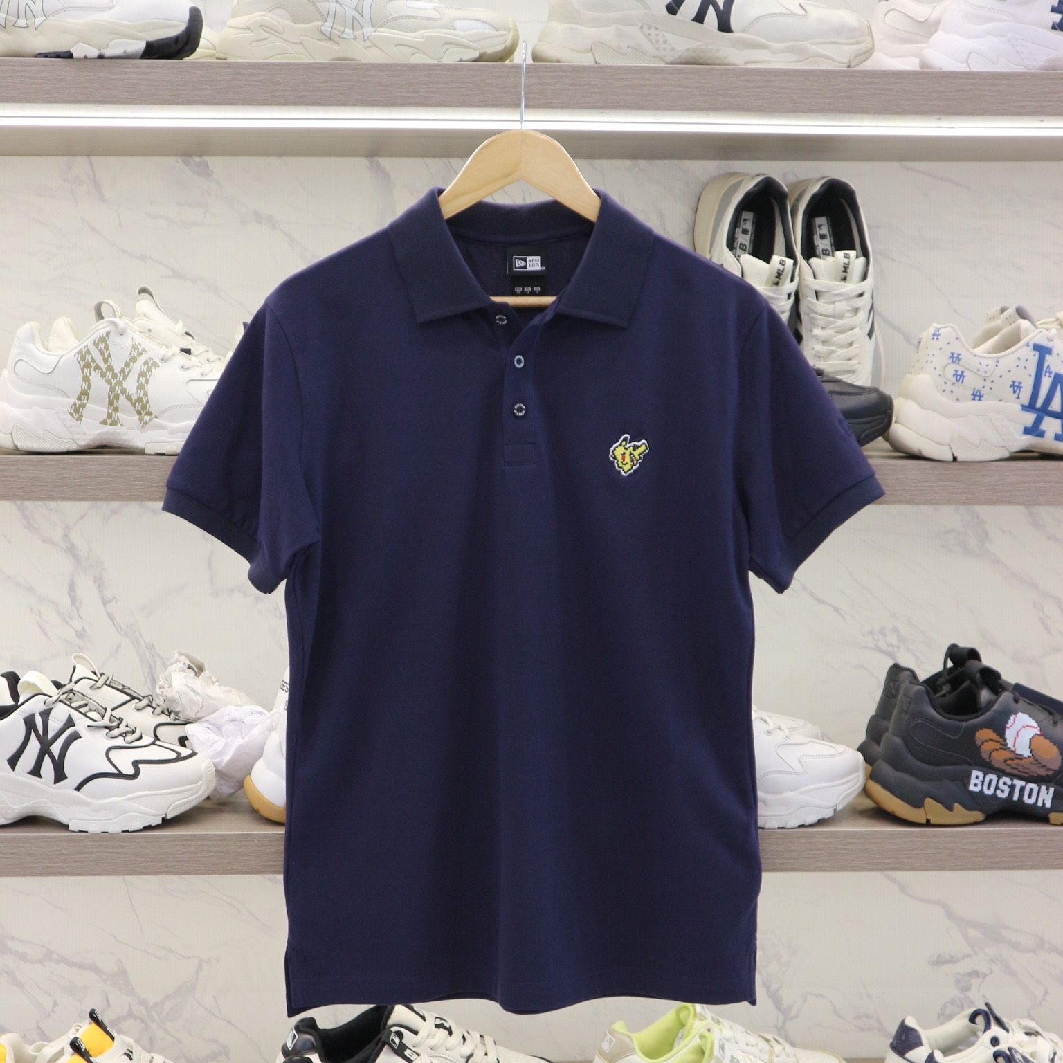  1173 - HÀNG CHÍNH HÃNG - ÁO NEW ERA - POLO LOGO PIKACHU - NAVY - CODE: 13695420 