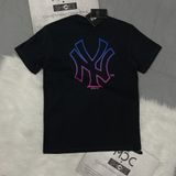  1329 - HÀNG CHÍNH HÃNG - ÁO THUN NEW ERA - LOGO NY TÍM LOANG x MLB - ĐEN - CODE: 11800031 