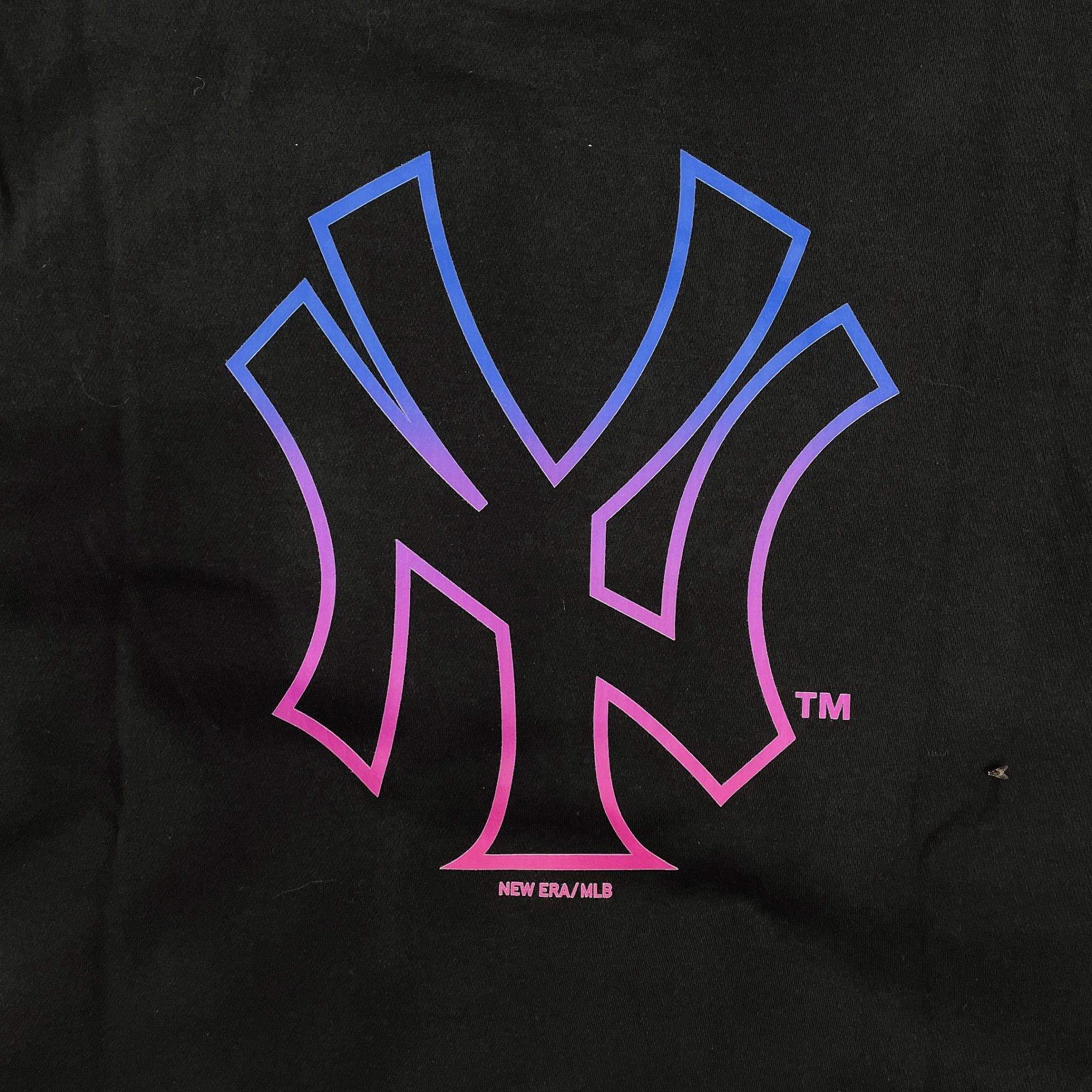  1329 - HÀNG CHÍNH HÃNG - ÁO THUN NEW ERA - LOGO NY TÍM LOANG x MLB - ĐEN - CODE: 11800031 