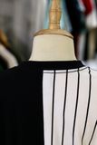  1452 - HÀNG CHÍNH HÃNG - ÁO NEW ERA - NY KẺ SỌC * TRẮNG/ĐEN* - CODE: 60416312 