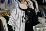  1452 - HÀNG CHÍNH HÃNG - ÁO NEW ERA - NY KẺ SỌC * TRẮNG/ĐEN* - CODE: 60416312 