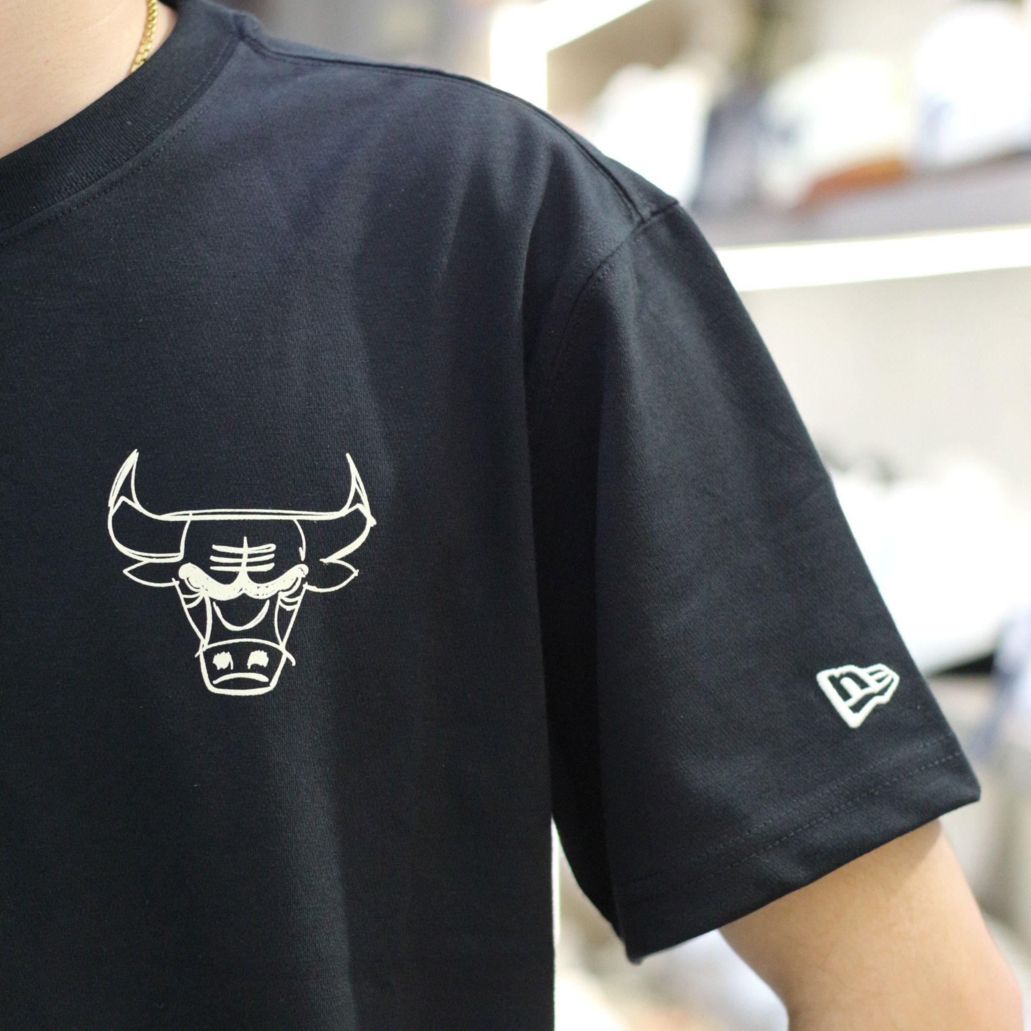  1551 - HÀNG CHÍNH HÃNG - ÁO NEW ERA - BULLS NGUỆCH NGOẠC - ĐEN - CODE : 13774245 