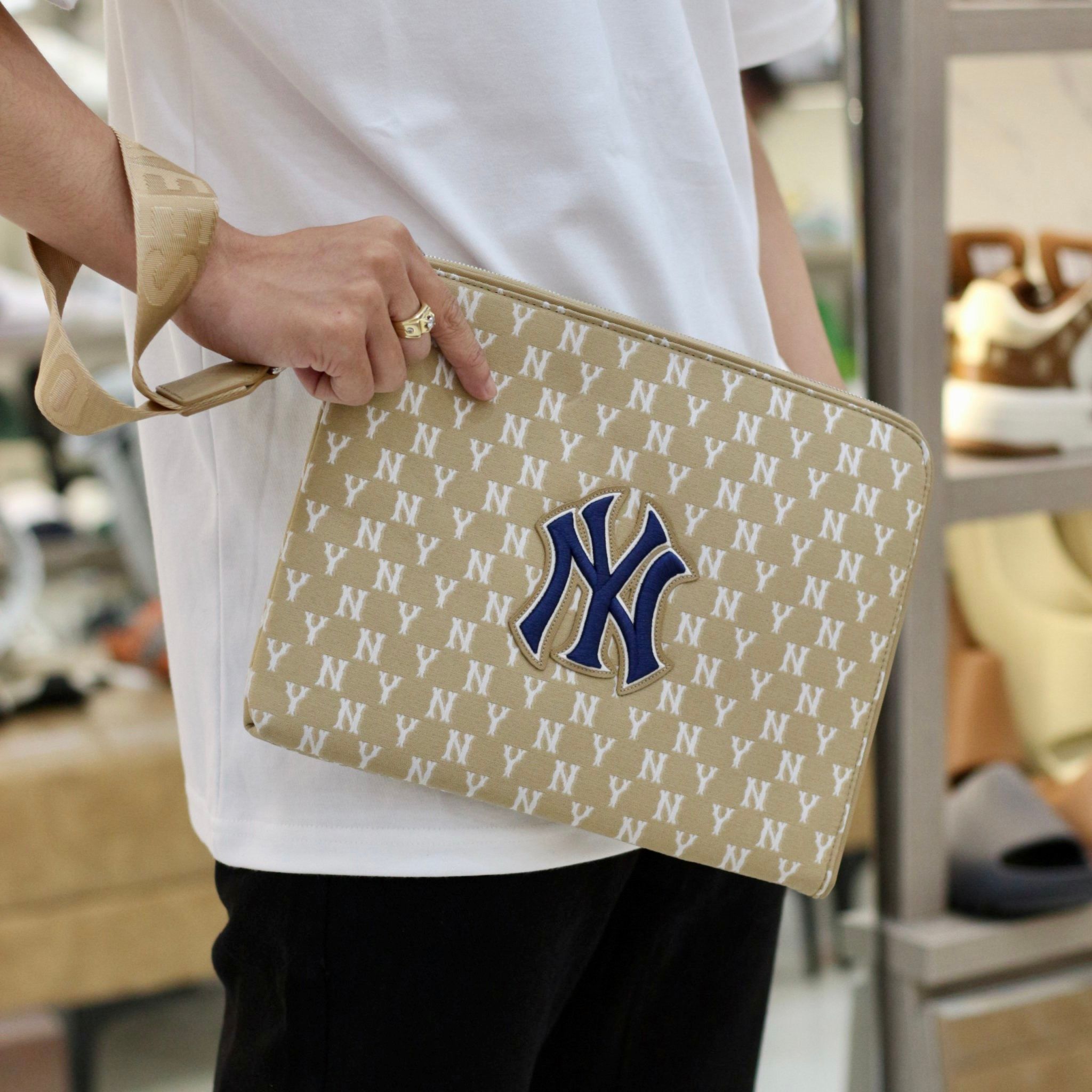  1548 - HÀNG CHÍNH HÃNG - TÚI MLB MONOGRAM DIGITAL DEVICE POUCH M NEW YORK YANKEES - 