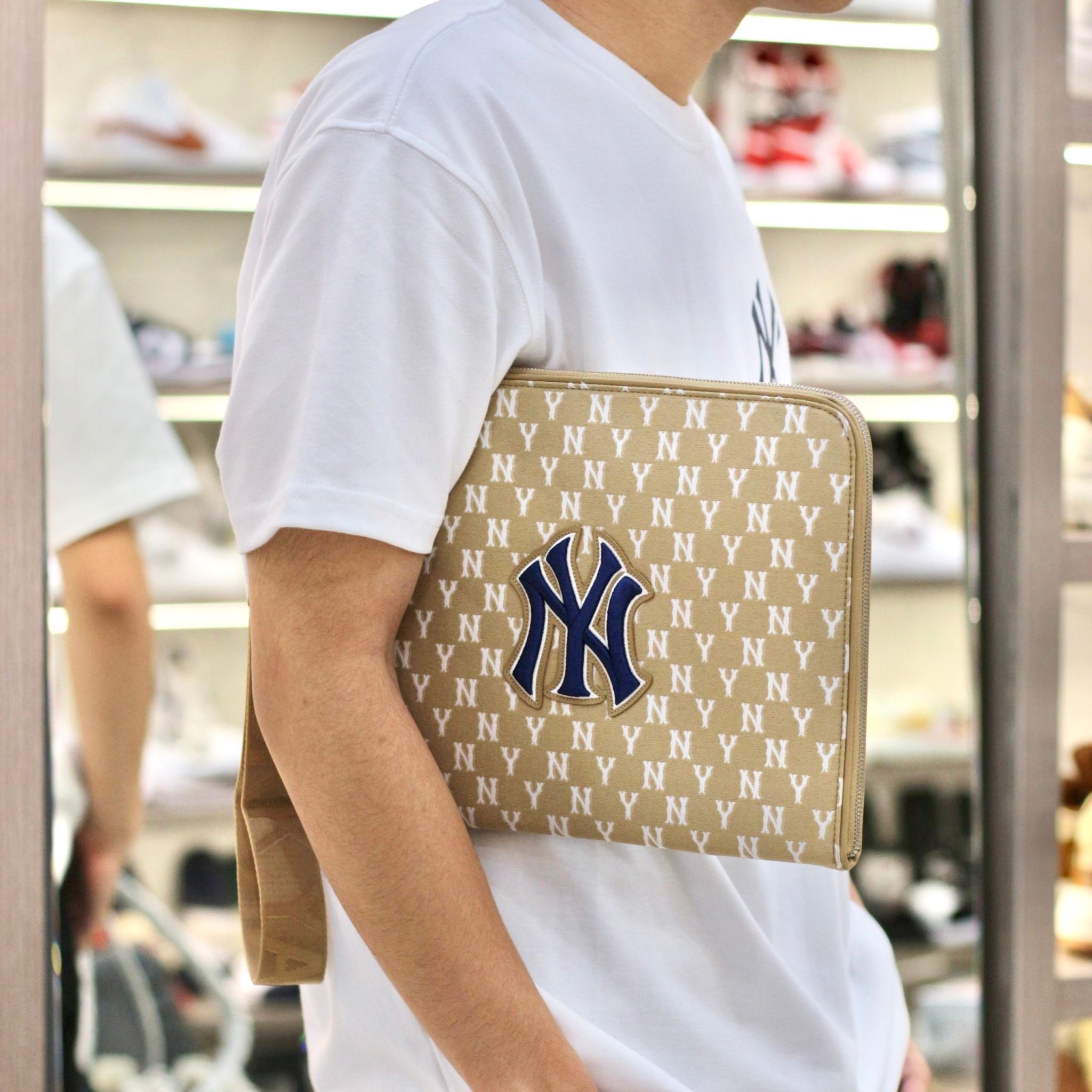  1548 - HÀNG CHÍNH HÃNG - TÚI MLB MONOGRAM DIGITAL DEVICE POUCH M NEW YORK YANKEES - 