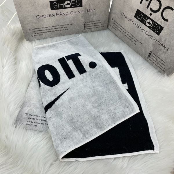  1566 - HÀNG CHÍNH HÃNG - NIKE PERFORMANCE GOLF TOWEL / KHĂN 2.0 - SIZE: 16 x 32 - CODE: SKU N1007200-010 