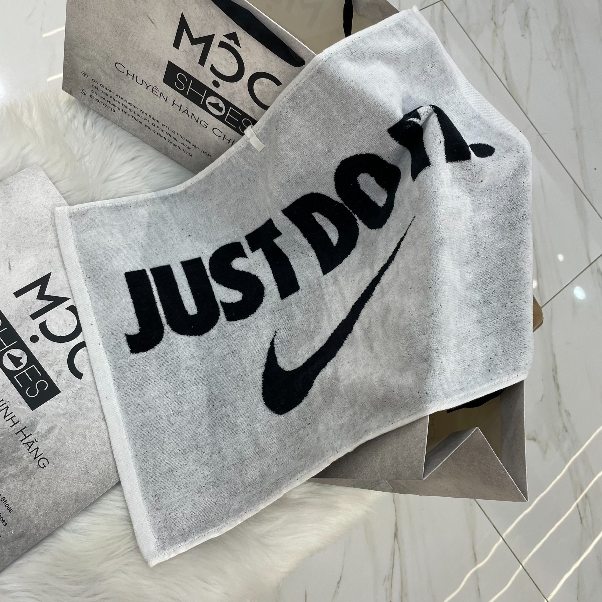  1566 - HÀNG CHÍNH HÃNG - NIKE PERFORMANCE GOLF TOWEL / KHĂN 2.0 - SIZE: 16 x 32 - CODE: SKU N1007200-010 