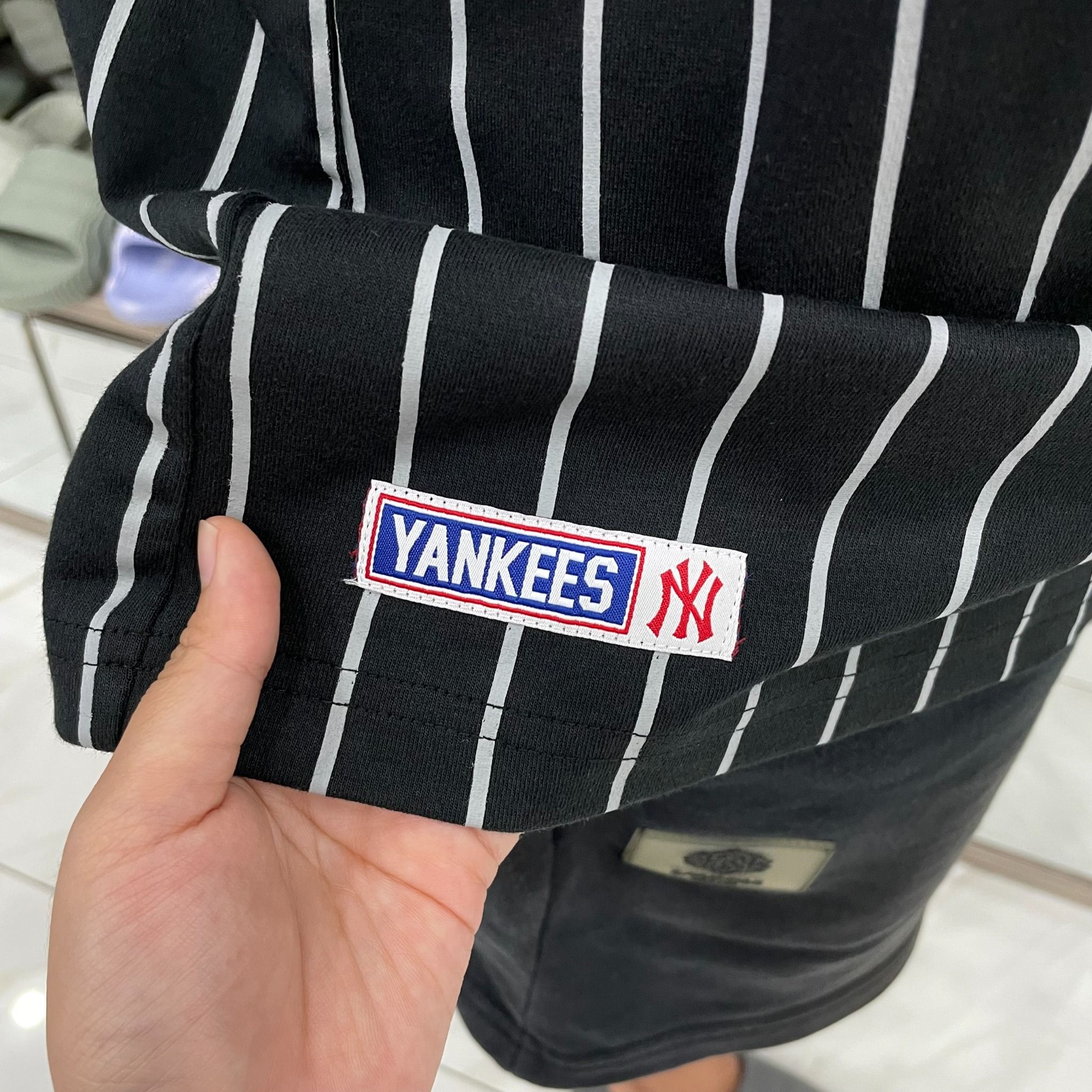  1583 - HÀNG CHÍNH HÃNG - ÁO THUN NEW ERA - YANKEES NY KẺ SỌC - BLACK - CODE: 12820064 